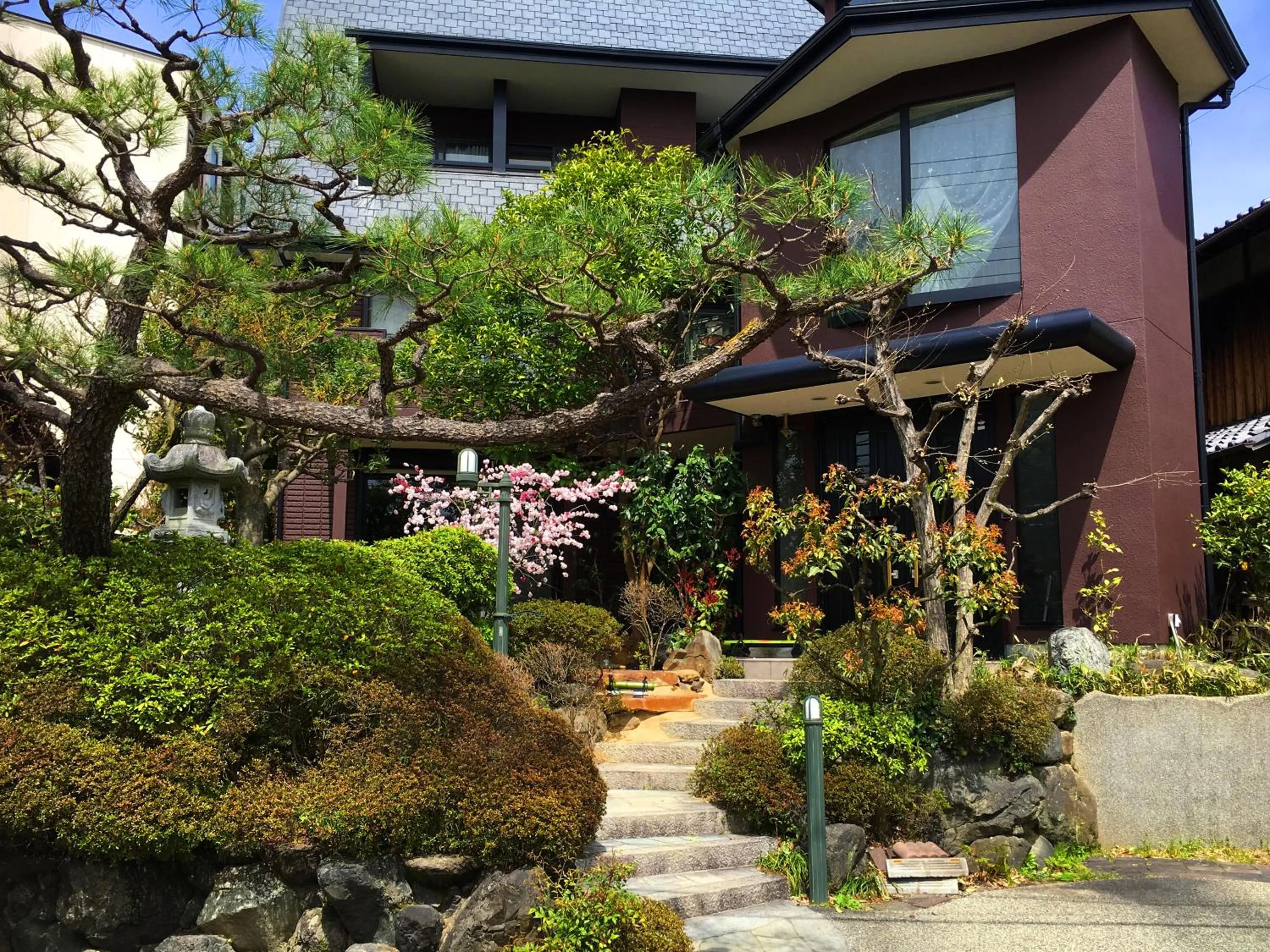 Facade/entrance in Hananobou Kinkakuji-michi