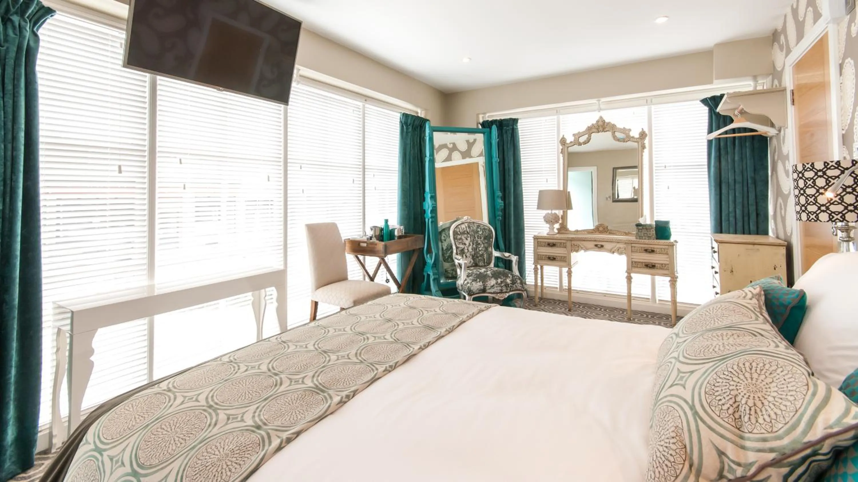 Photo of the whole room, Bed in Rooms at number one