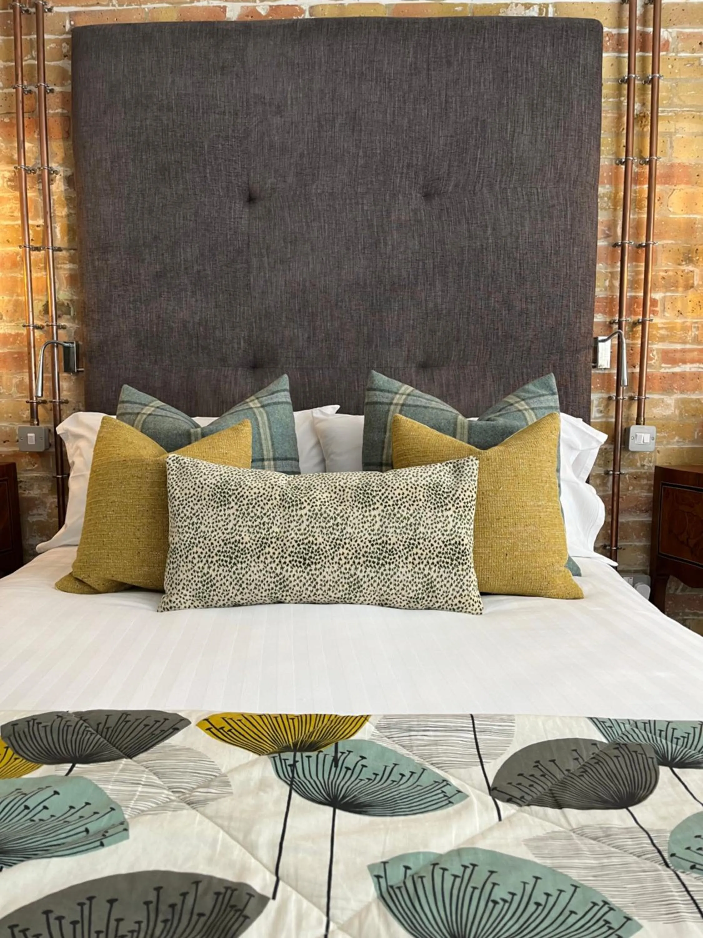 Bed in Rooms at number one