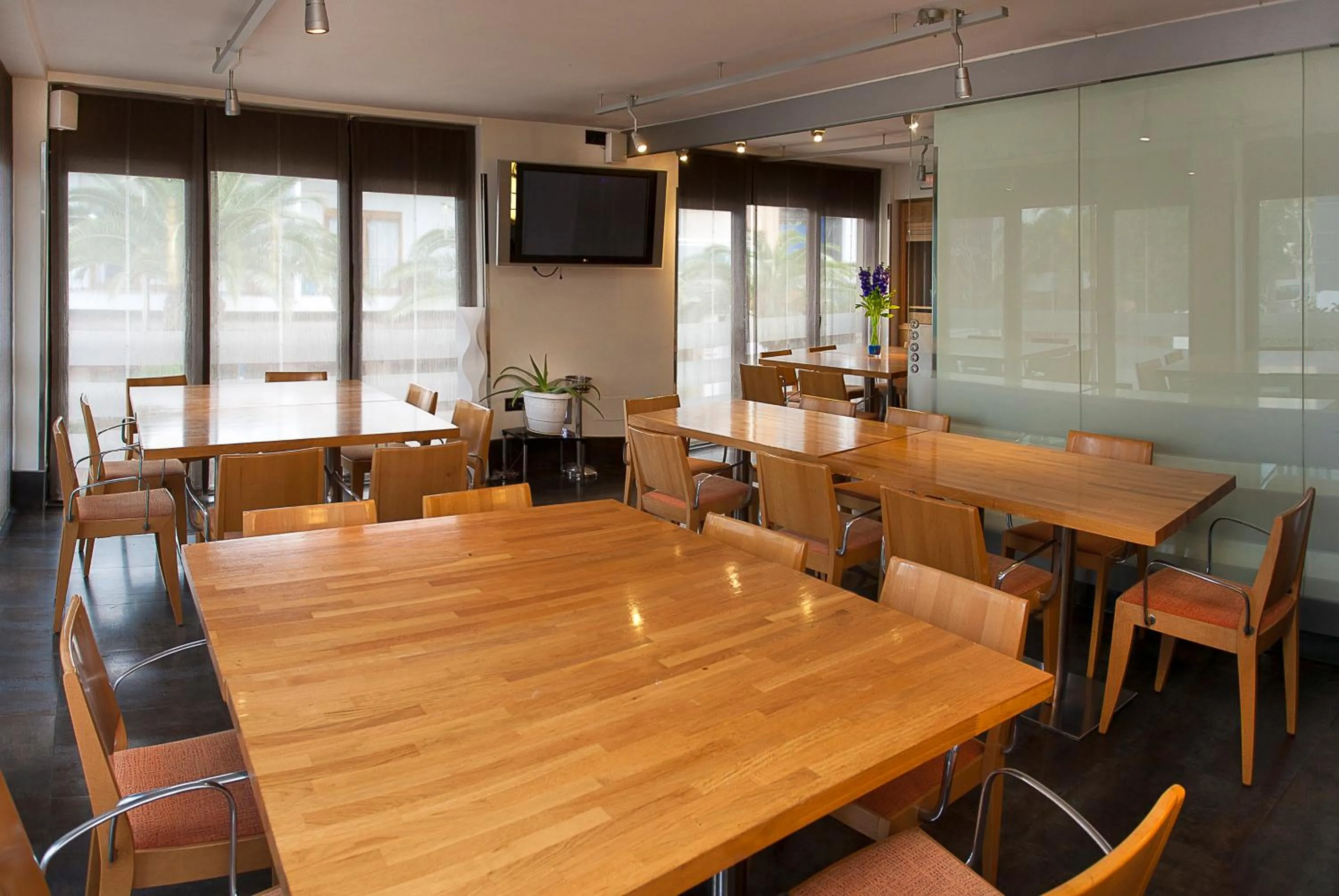 Restaurant/places to eat in Apartamentos Parot Quality