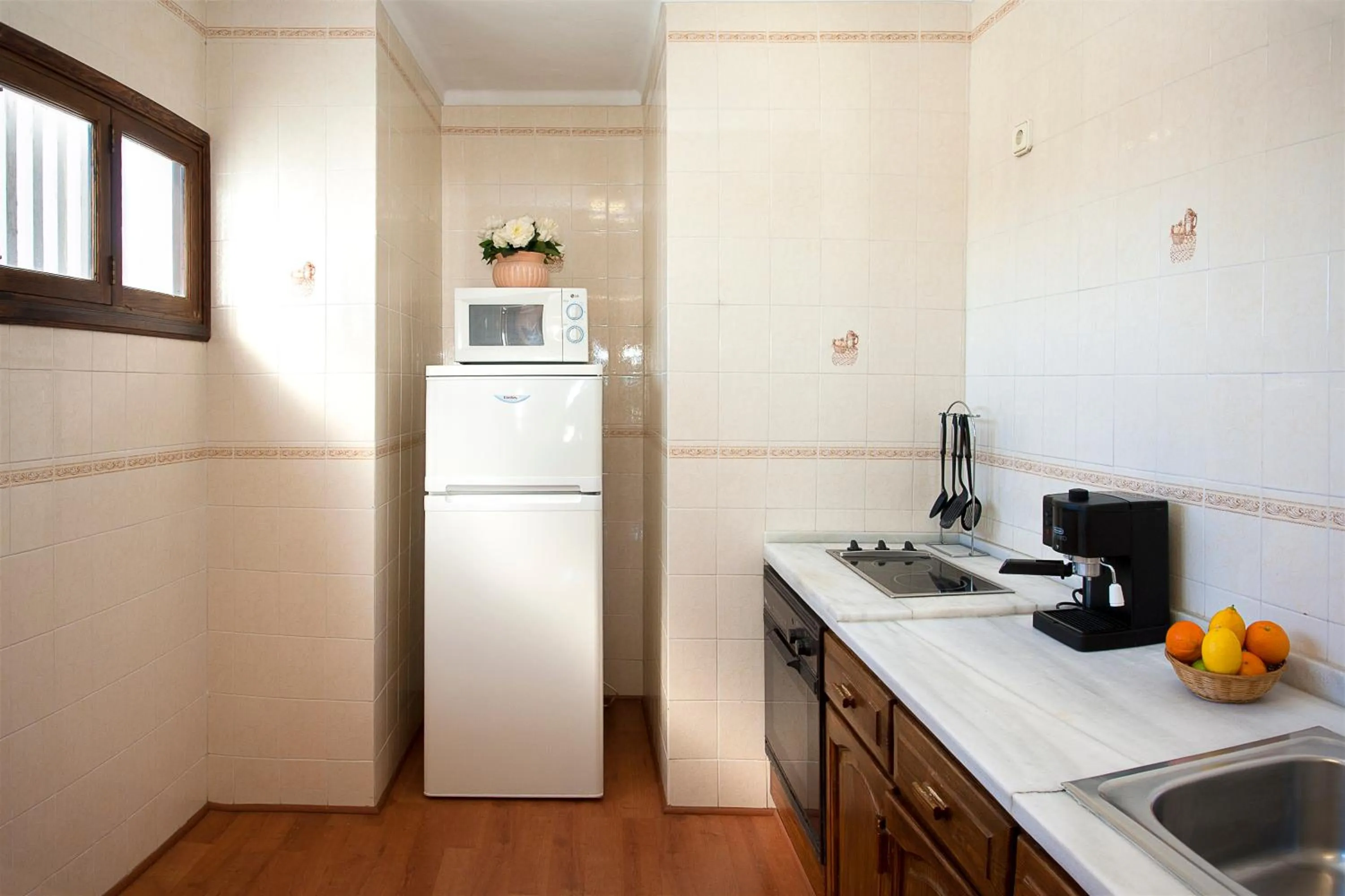 Kitchen or kitchenette in Apartamentos Parot Quality