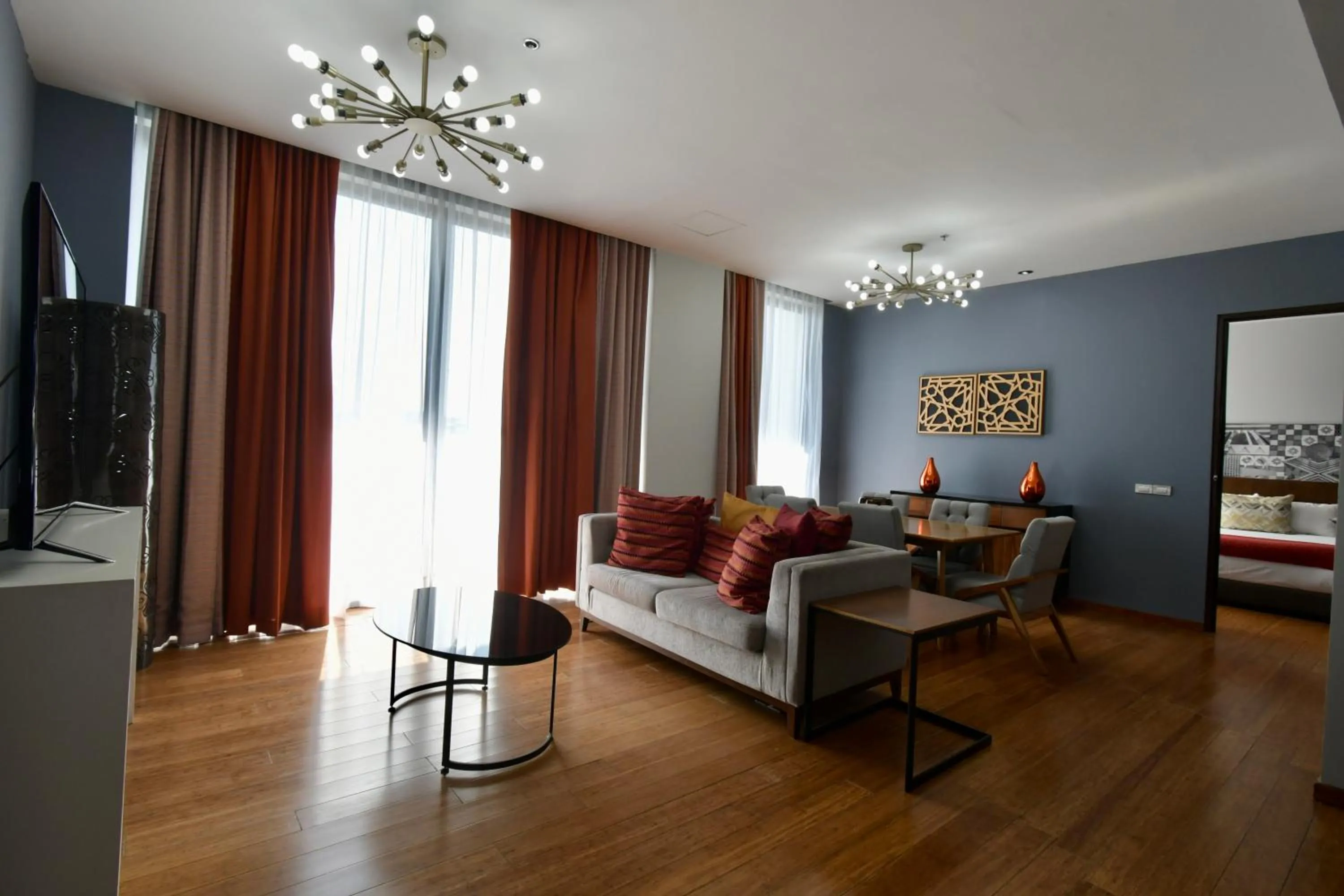 Communal lounge/ TV room in Hotel Love It CAS Consulado