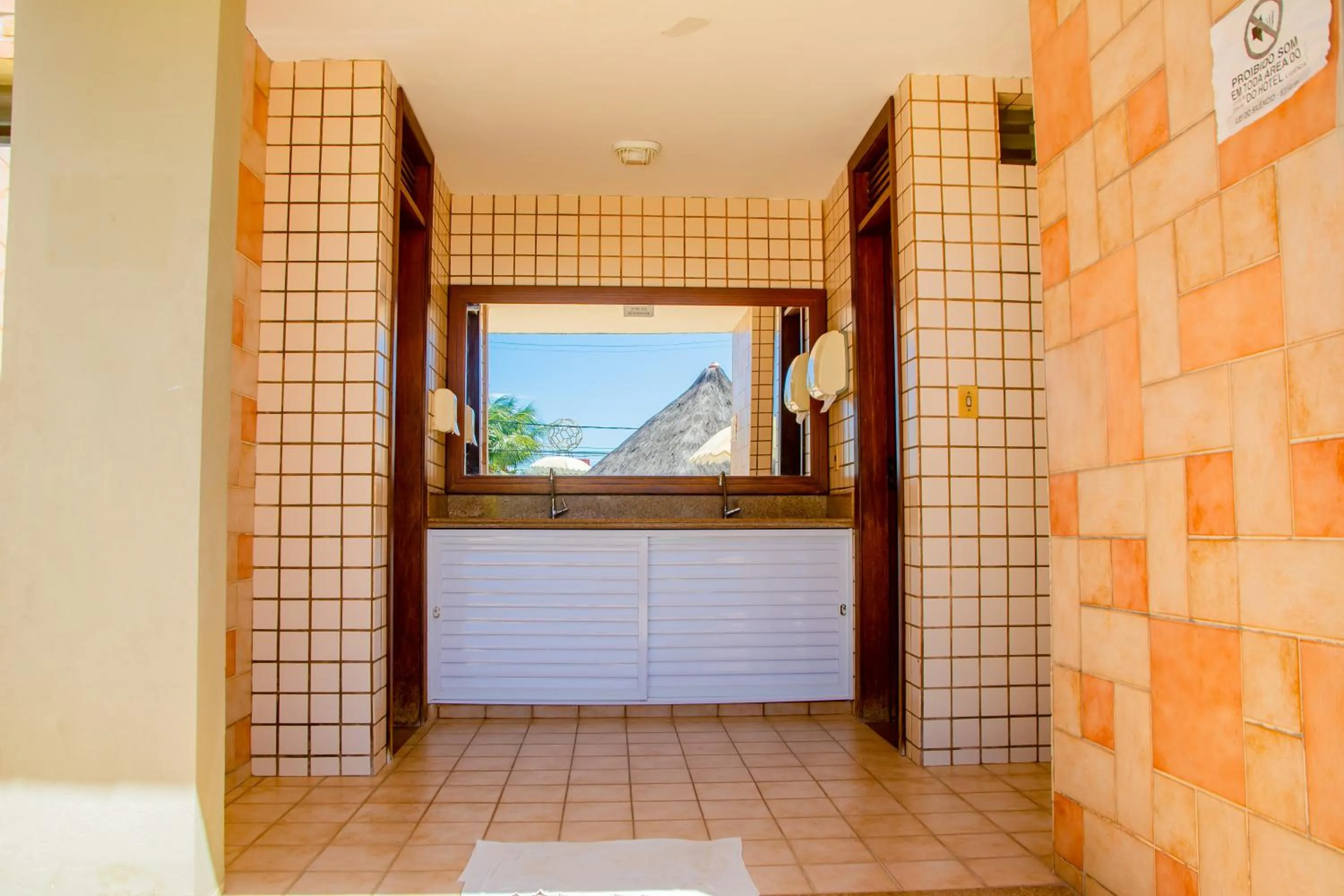 Bathroom in O Tempo e o Vento