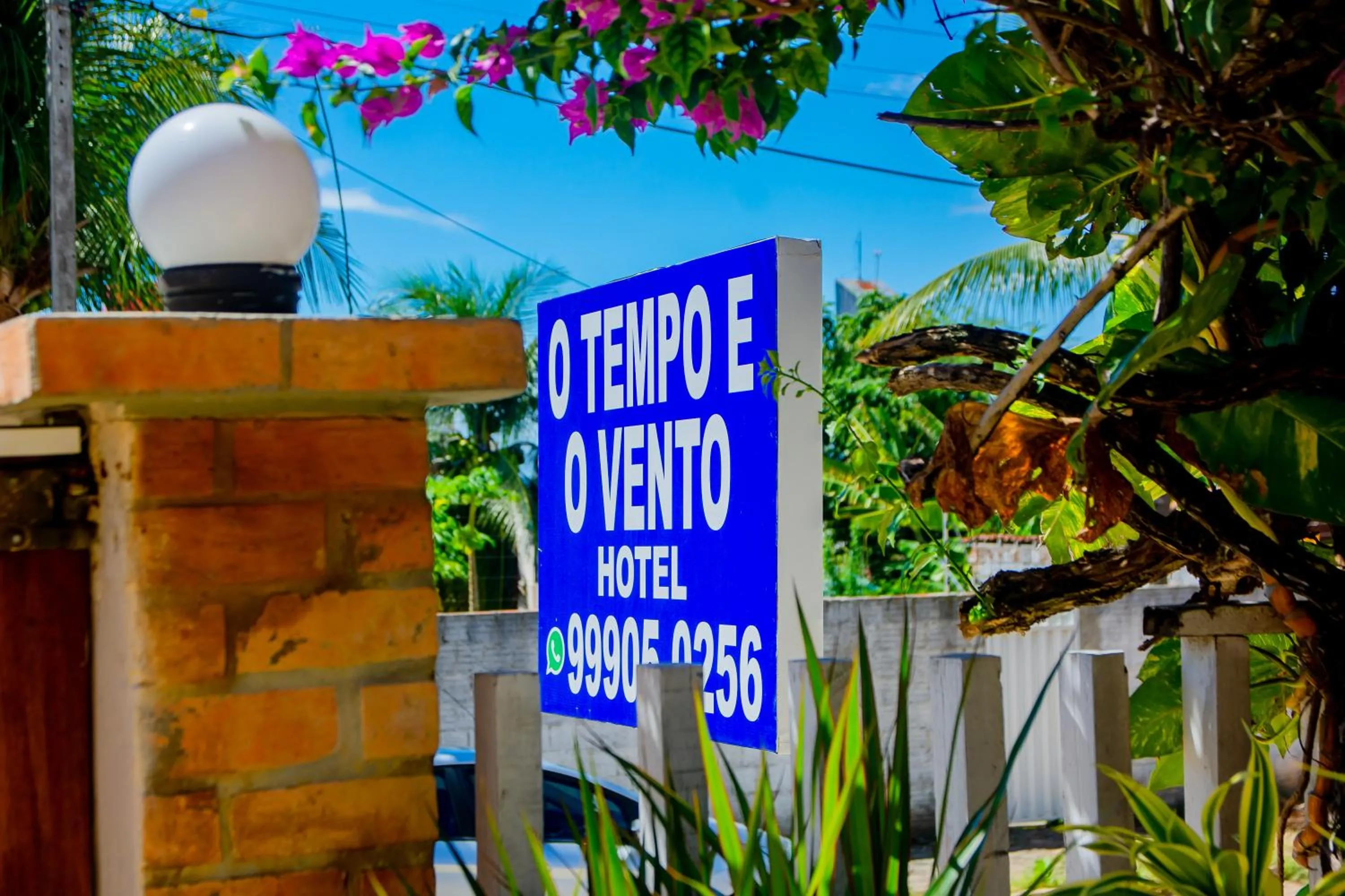 Facade/entrance in O Tempo e o Vento