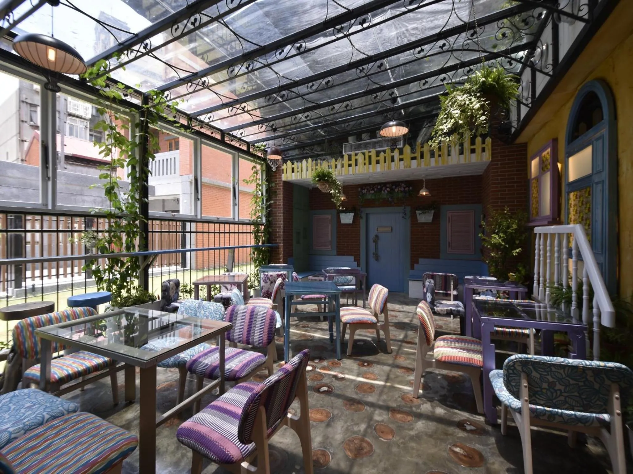 Restaurant/places to eat in DG Hotel