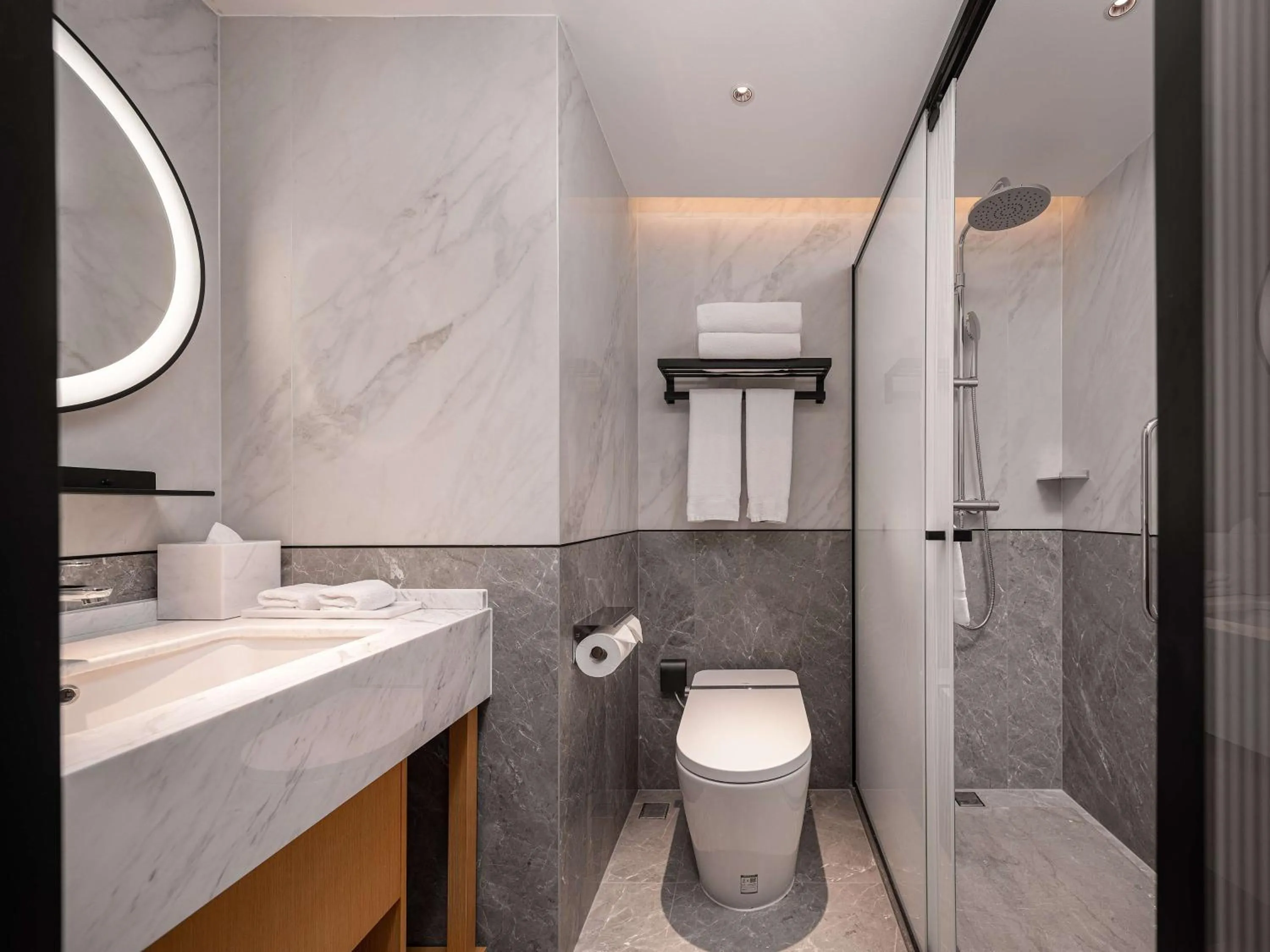 Bathroom in Hilton Garden Inn Beijing Temple Of Heaven East Gate Station l Free Laundry Facility