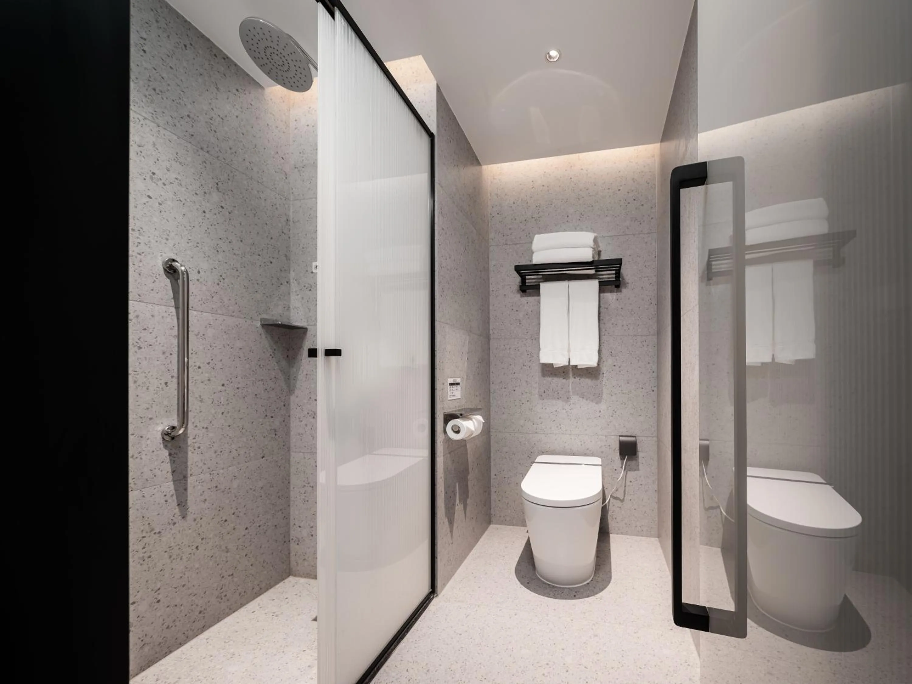 Bathroom in Hilton Garden Inn Beijing Temple Of Heaven East Gate Station l Free Laundry Facility