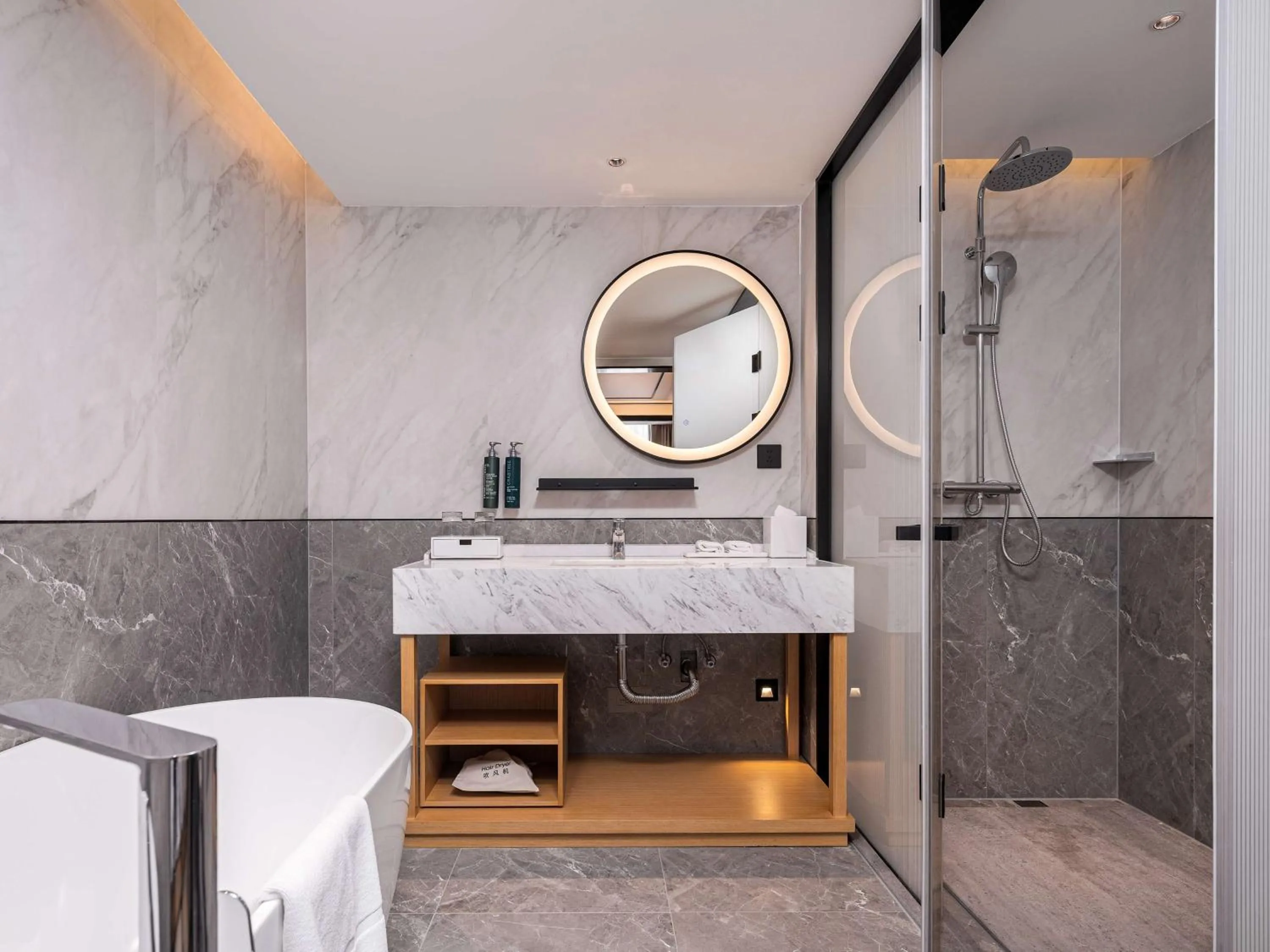 Bathroom in Hilton Garden Inn Beijing Temple Of Heaven East Gate Station l Free Laundry Facility