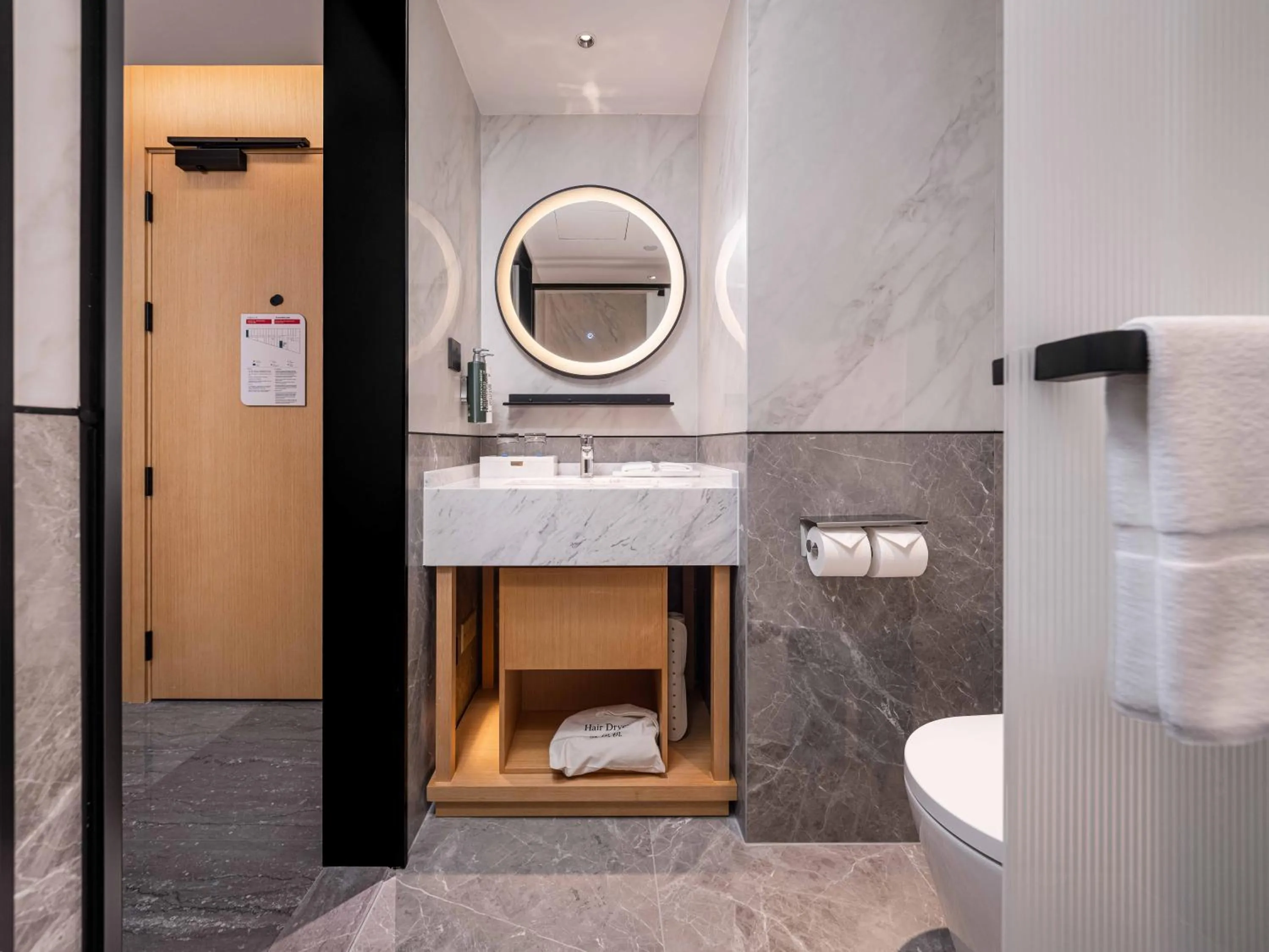 Toilet in Hilton Garden Inn Beijing Temple Of Heaven East Gate Station l Free Laundry Facility