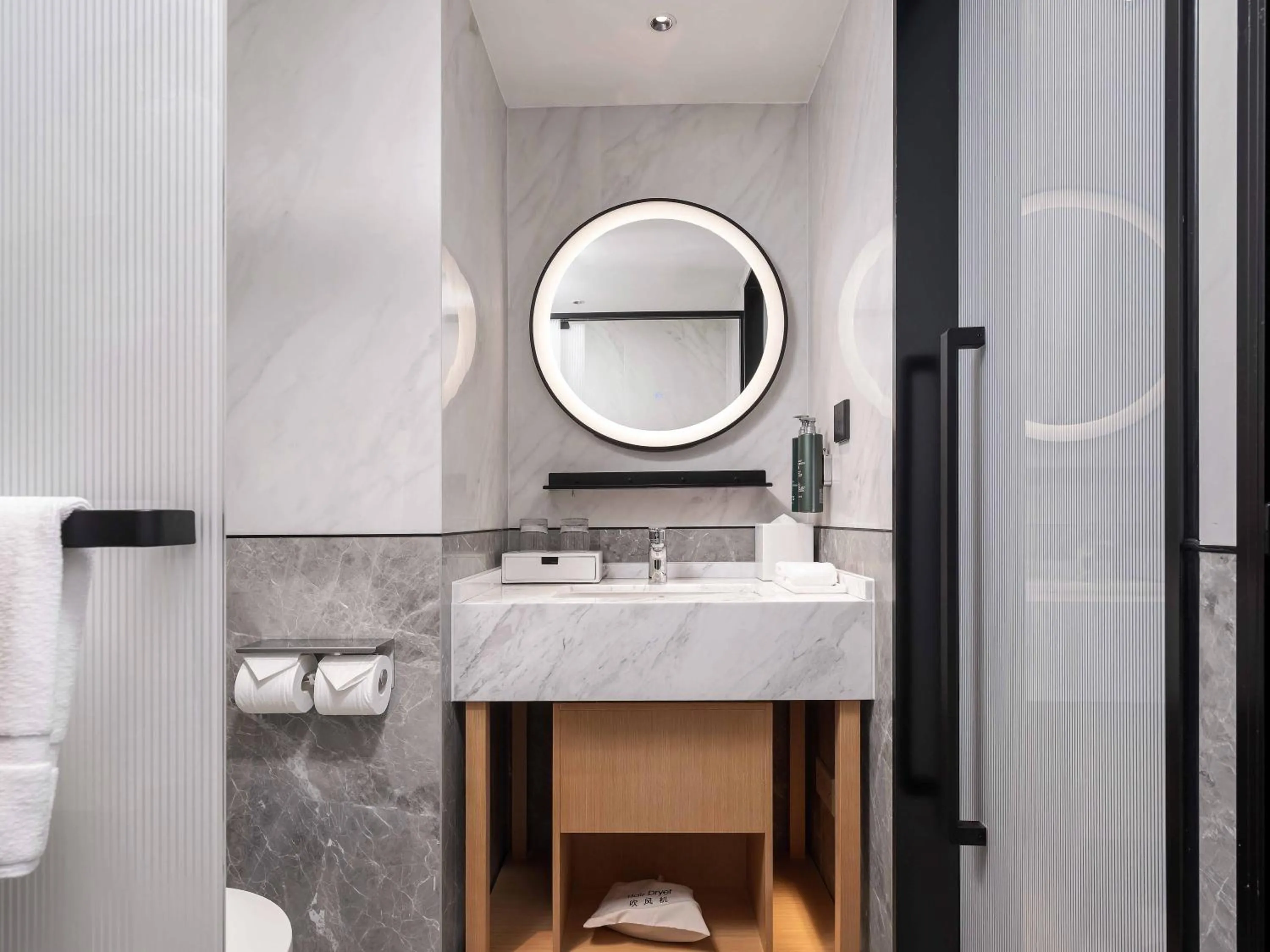 Toilet in Hilton Garden Inn Beijing Temple Of Heaven East Gate Station l Free Laundry Facility