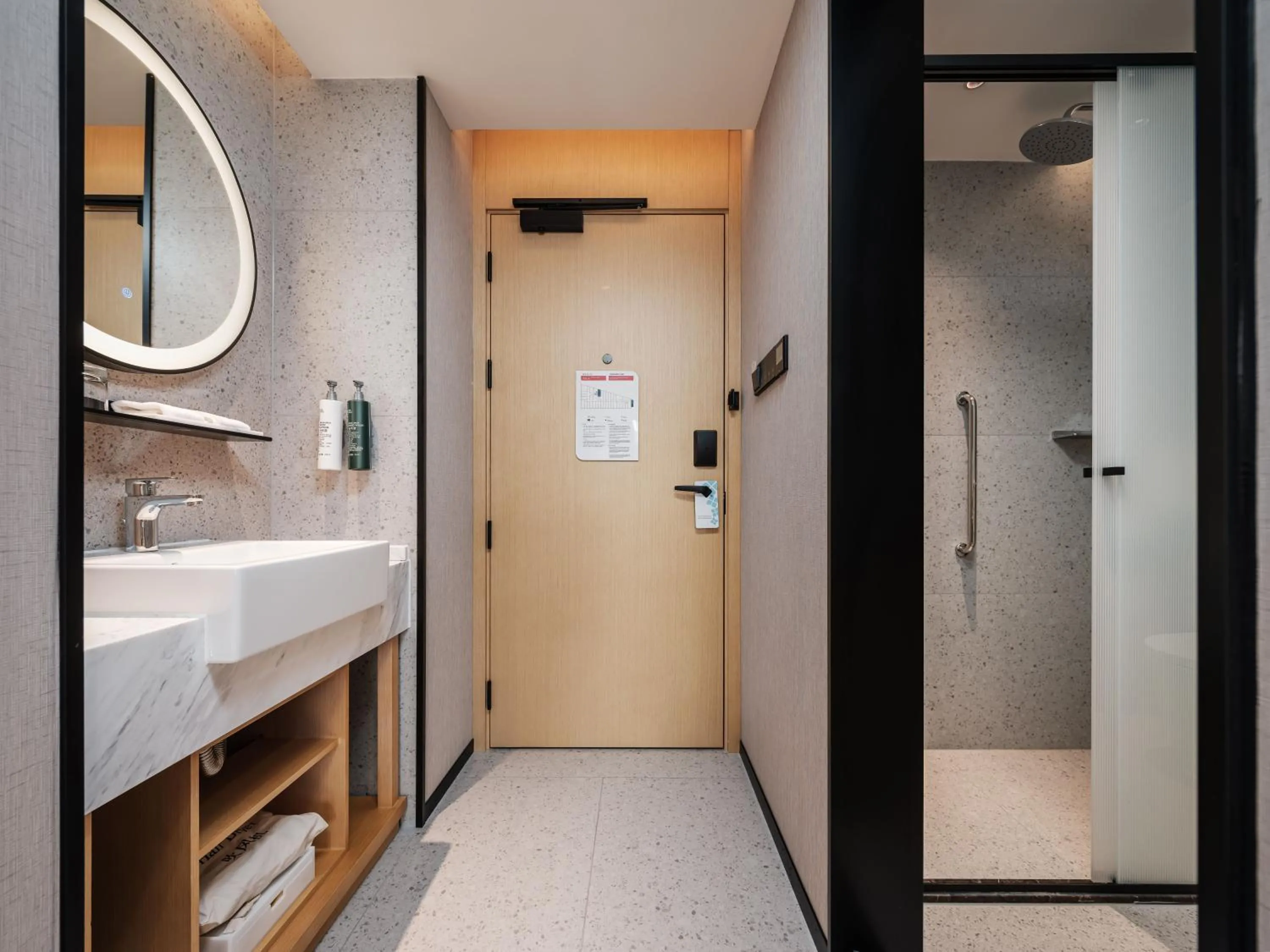 Bathroom in Hilton Garden Inn Beijing Temple Of Heaven East Gate Station l Free Laundry Facility