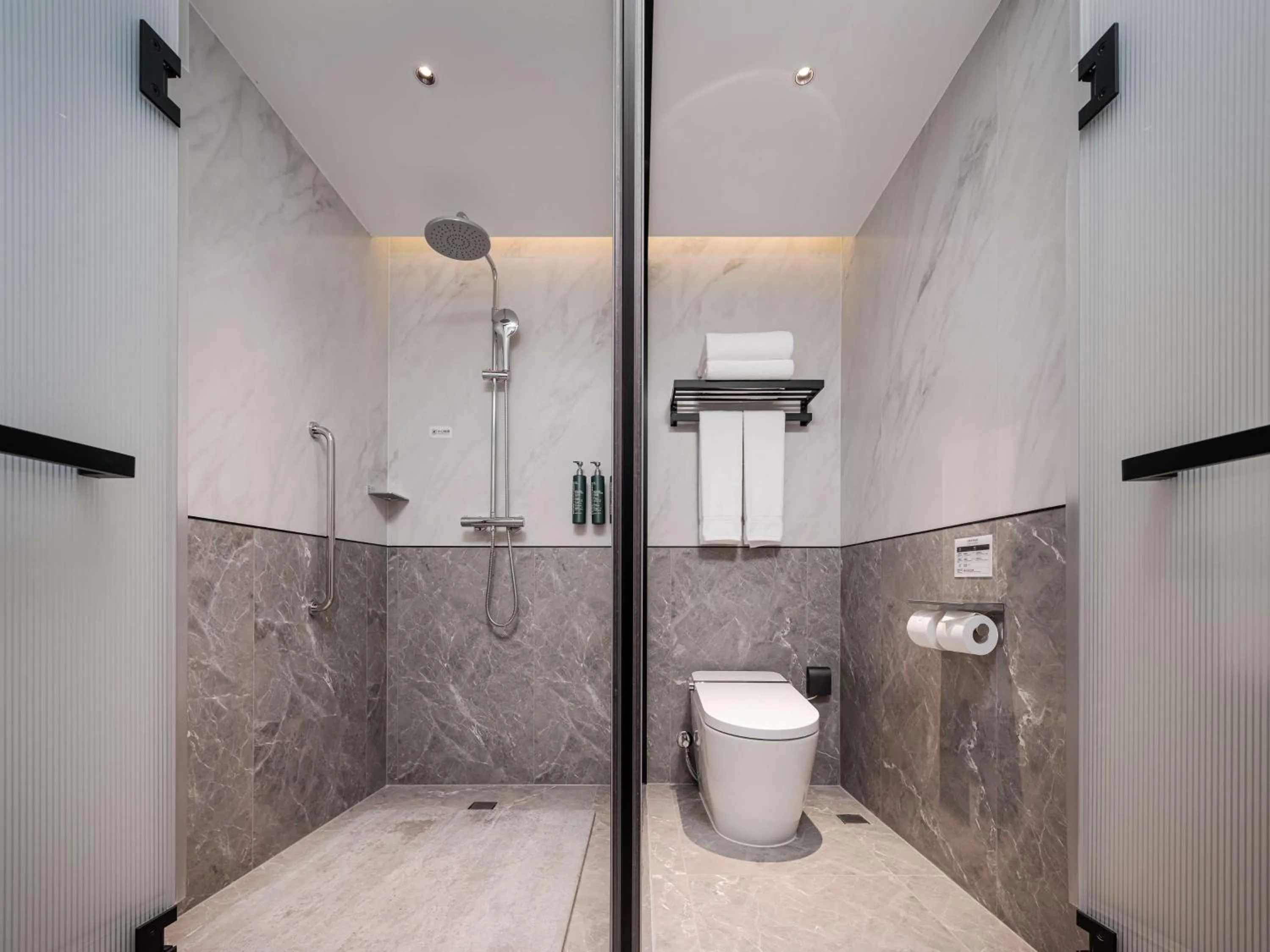 Photo of the whole room in Hilton Garden Inn Beijing Temple Of Heaven East Gate Station l Free Laundry Facility