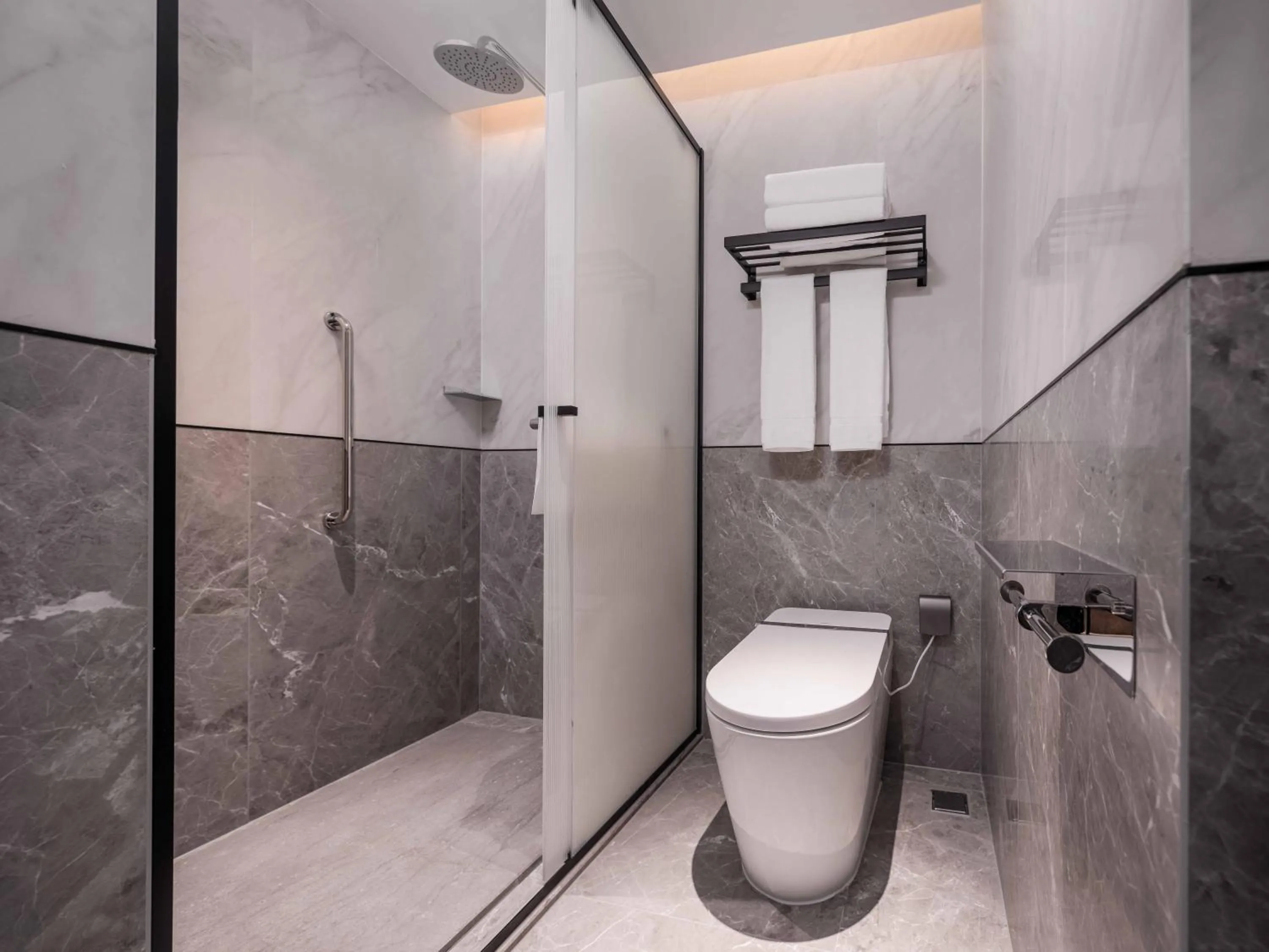 Toilet in Hilton Garden Inn Beijing Temple Of Heaven East Gate Station l Free Laundry Facility