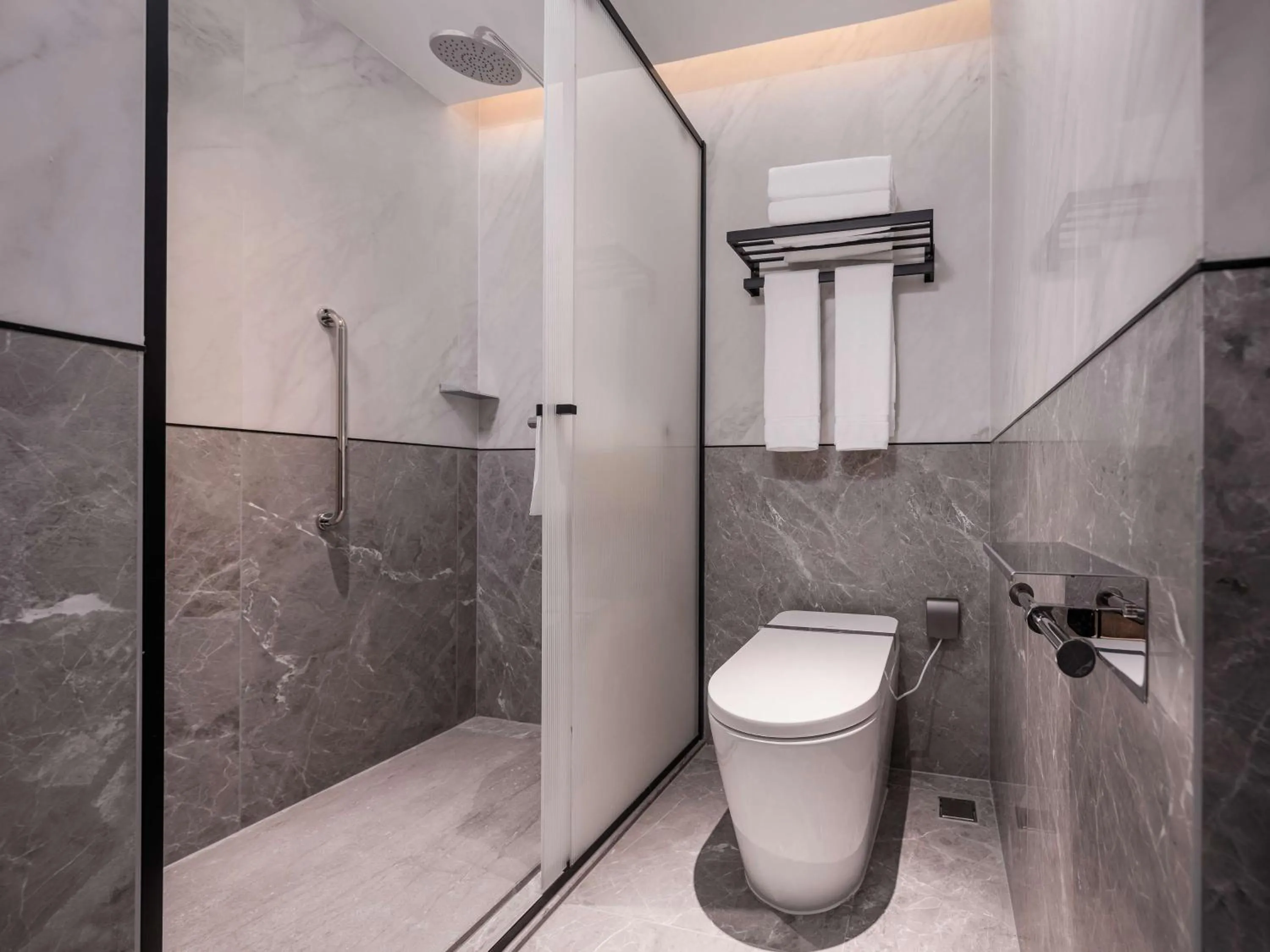 Bathroom in Hilton Garden Inn Beijing Temple Of Heaven East Gate Station l Free Laundry Facility