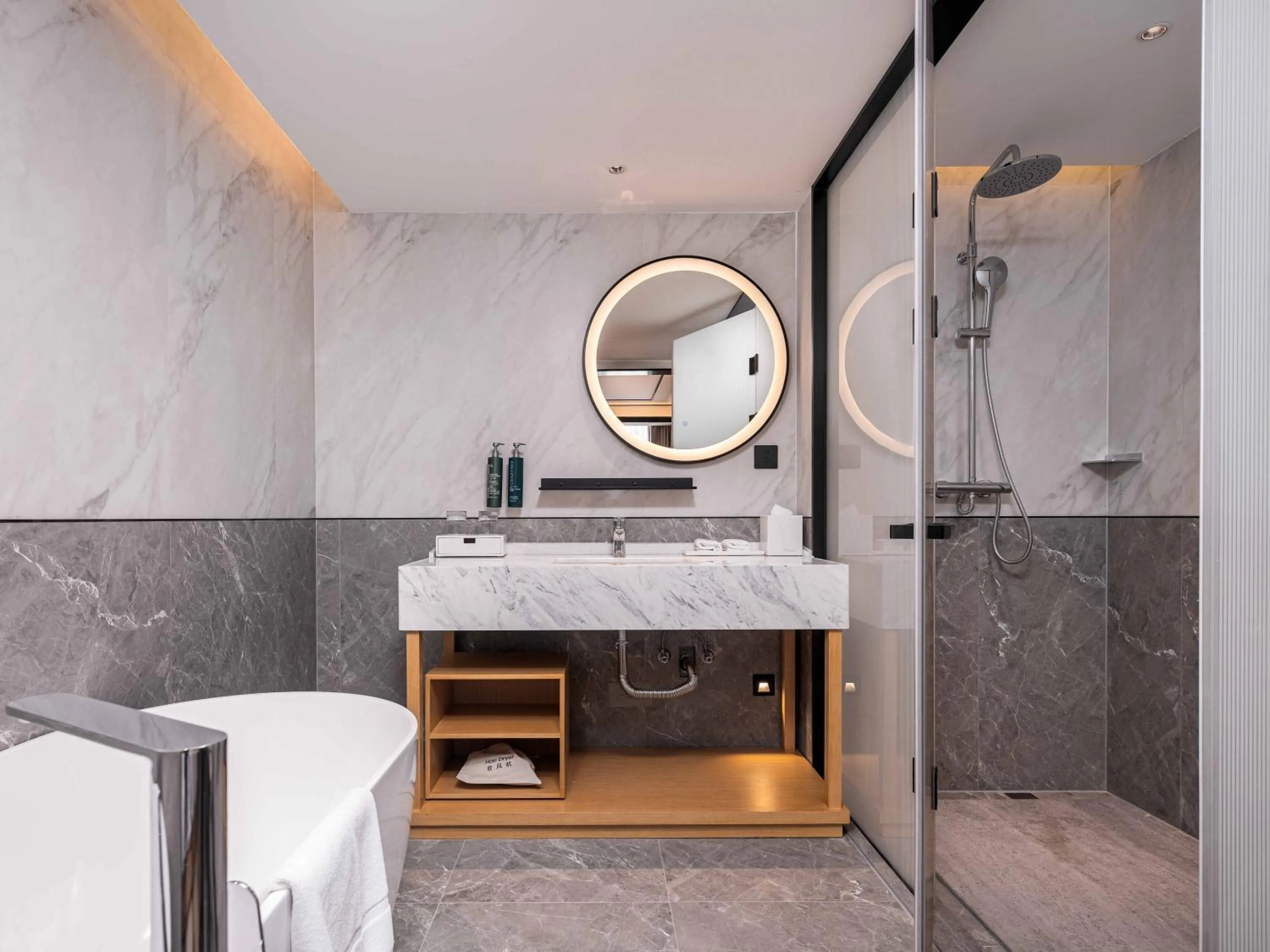 Bathroom in Hilton Garden Inn Beijing Temple Of Heaven East Gate Station l Free Laundry Facility