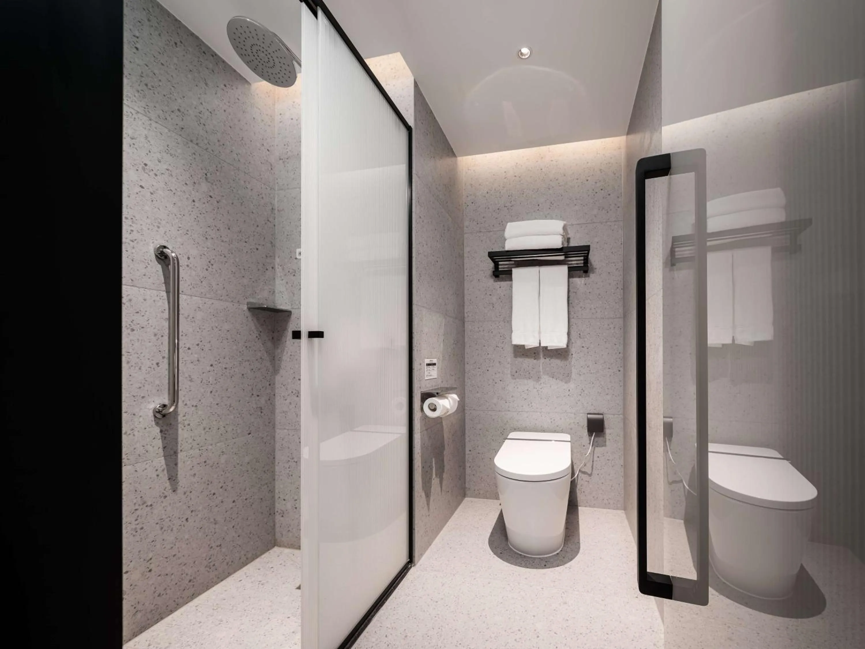 Bathroom in Hilton Garden Inn Beijing Temple Of Heaven East Gate Station l Free Laundry Facility