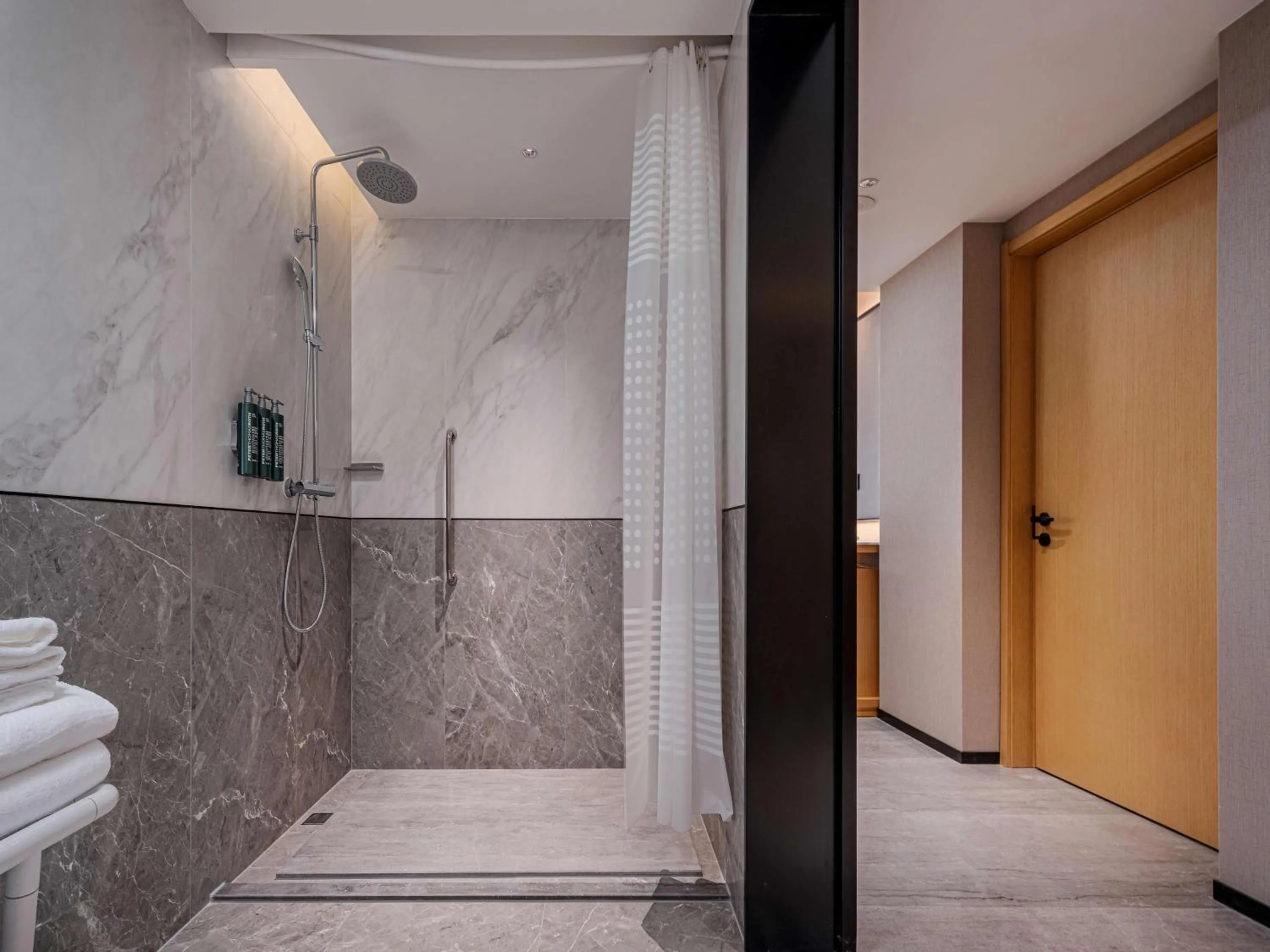 Bathroom in Hilton Garden Inn Beijing Temple Of Heaven East Gate Station l Free Laundry Facility