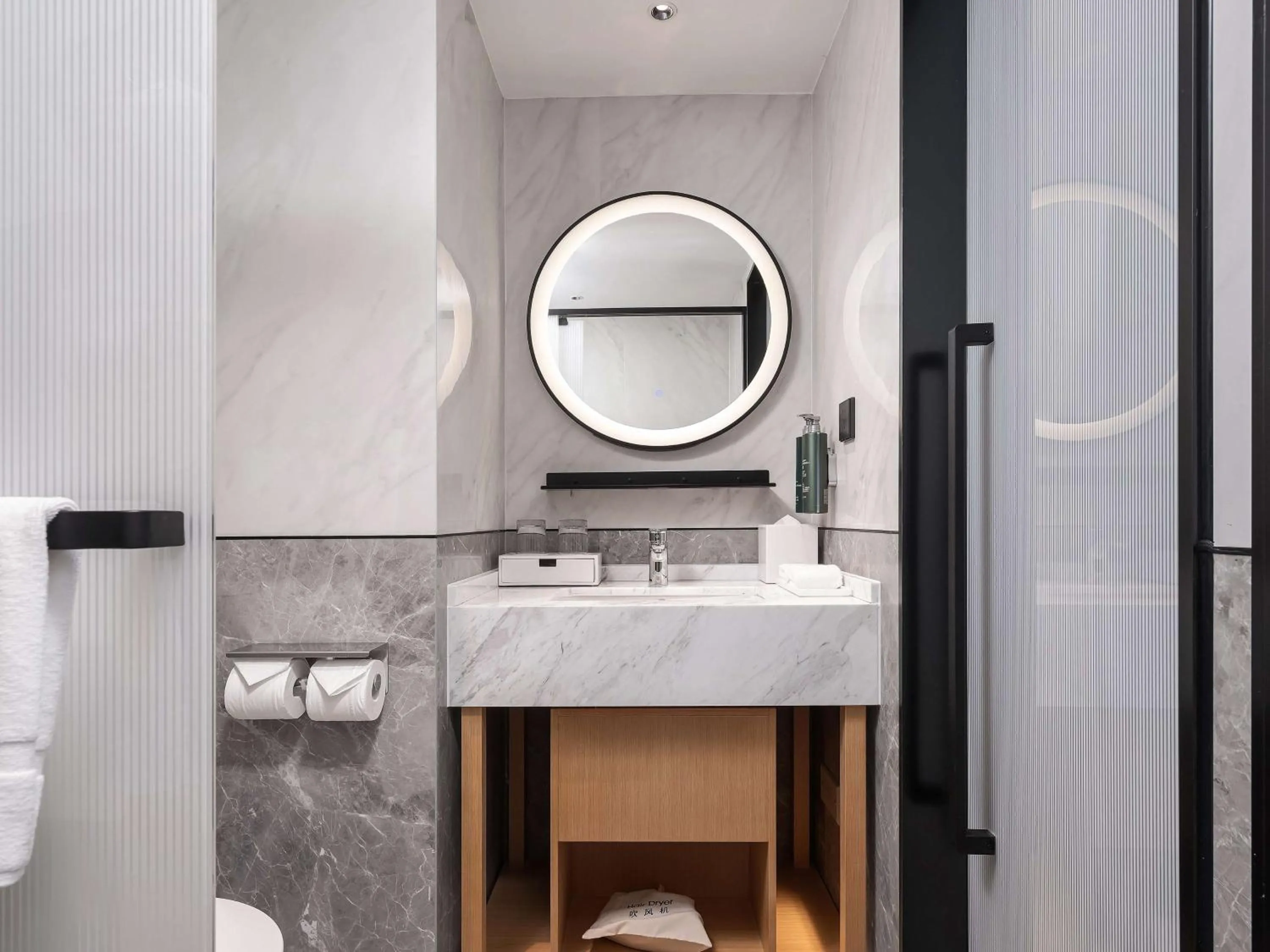 Bathroom in Hilton Garden Inn Beijing Temple Of Heaven East Gate Station l Free Laundry Facility