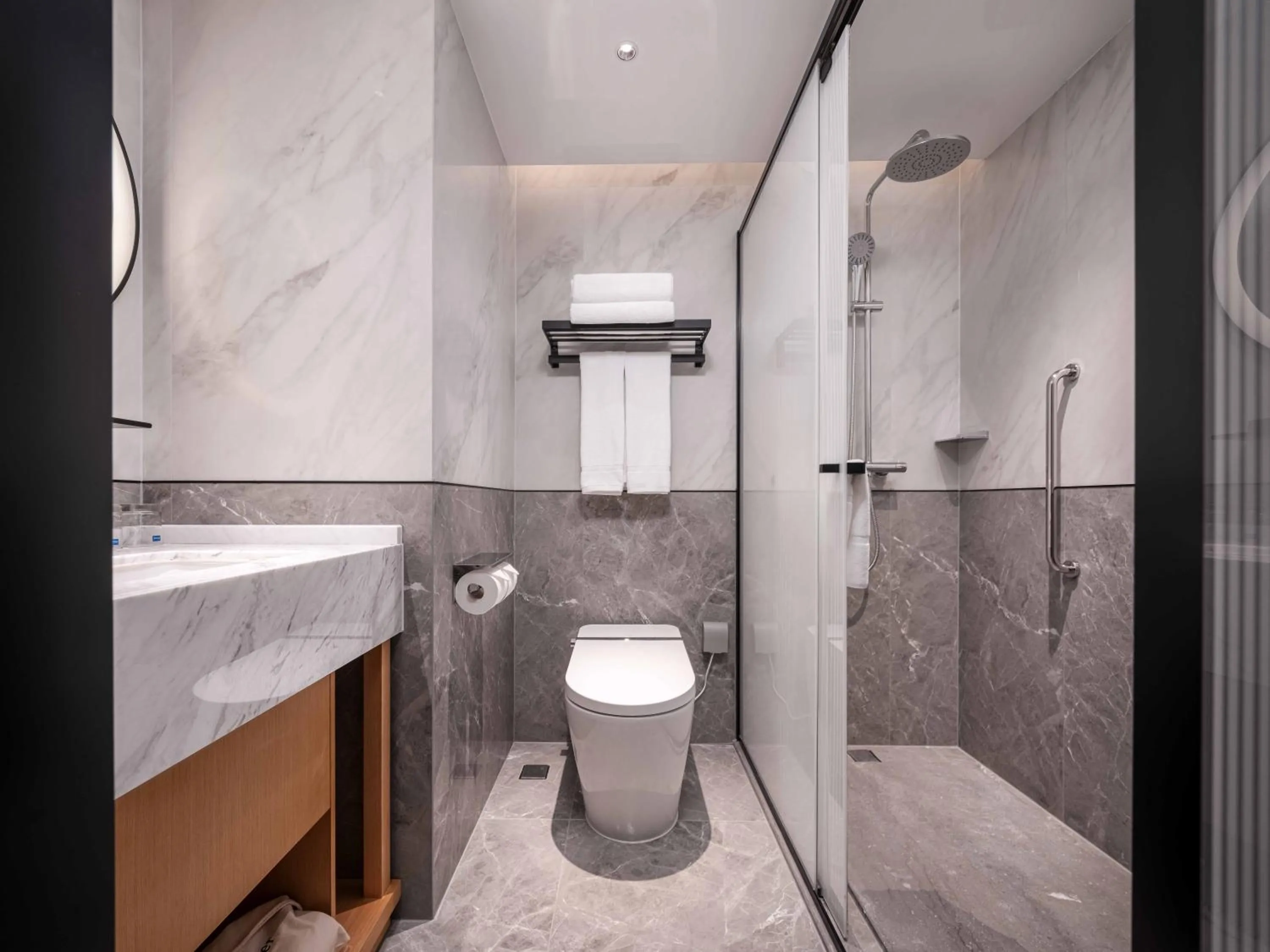 Bathroom in Hilton Garden Inn Beijing Temple Of Heaven East Gate Station l Free Laundry Facility