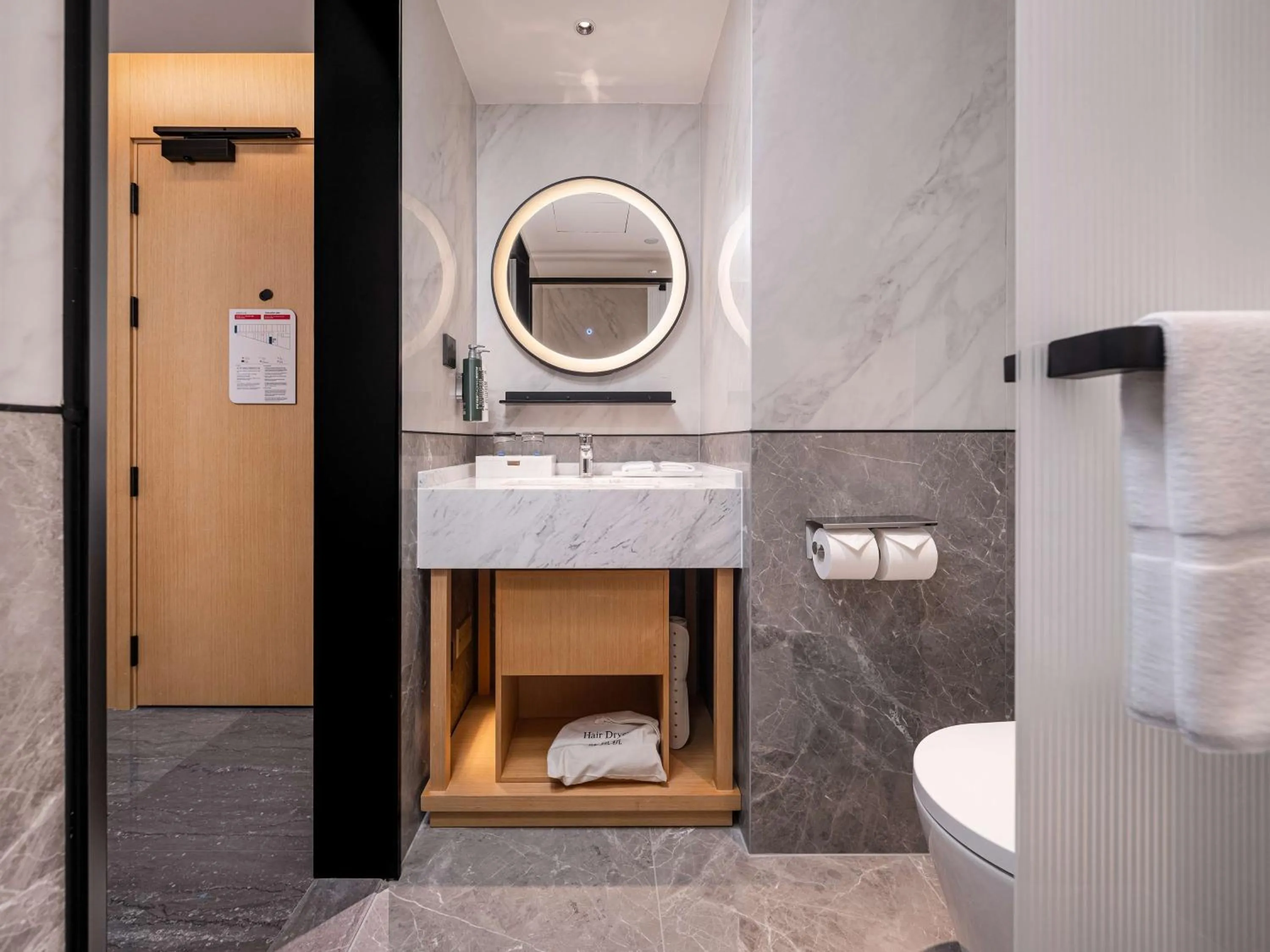 Bathroom in Hilton Garden Inn Beijing Temple Of Heaven East Gate Station l Free Laundry Facility