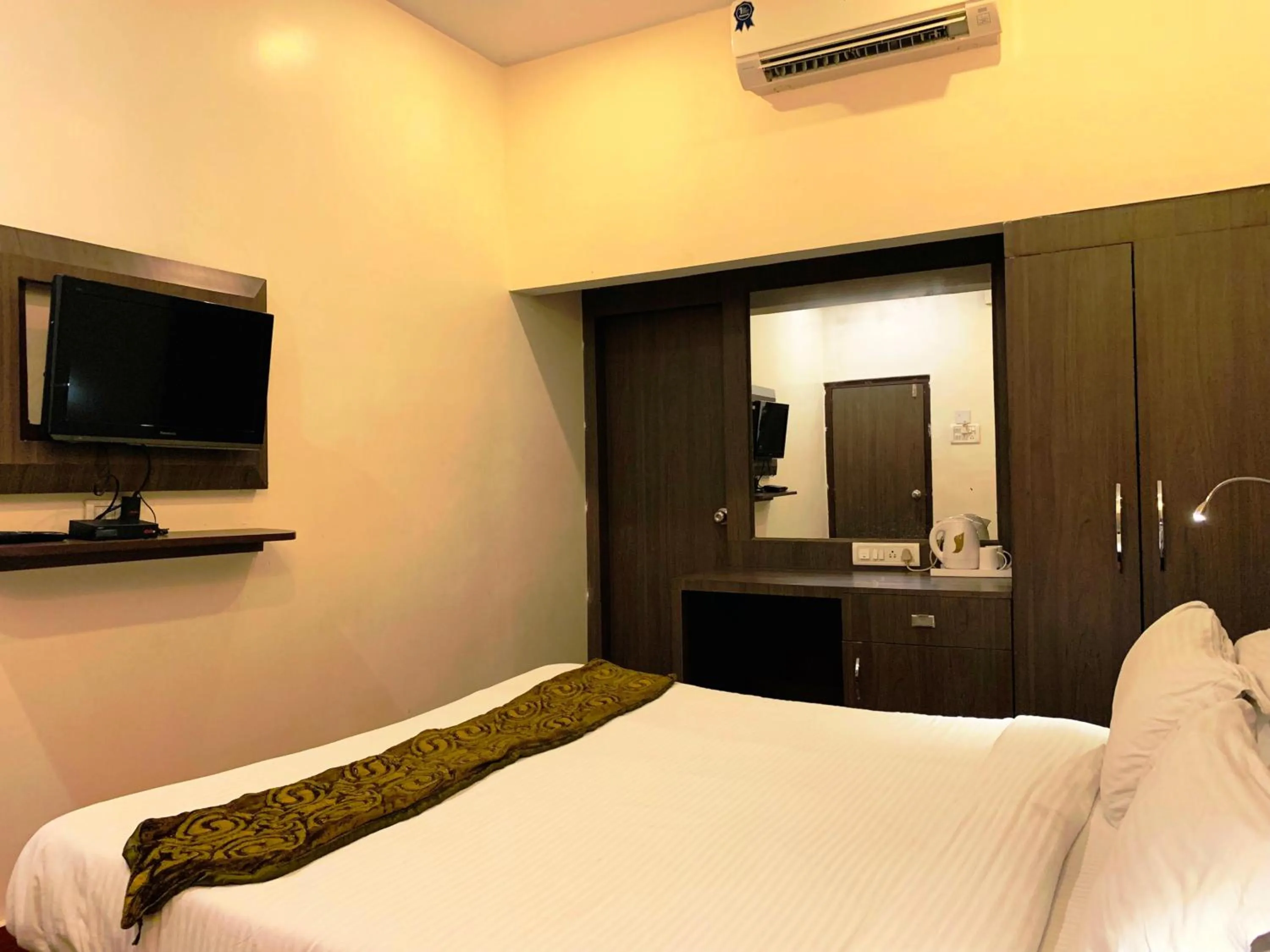 Bedroom, Bed in The Ambassador - Hotel & Conference Center