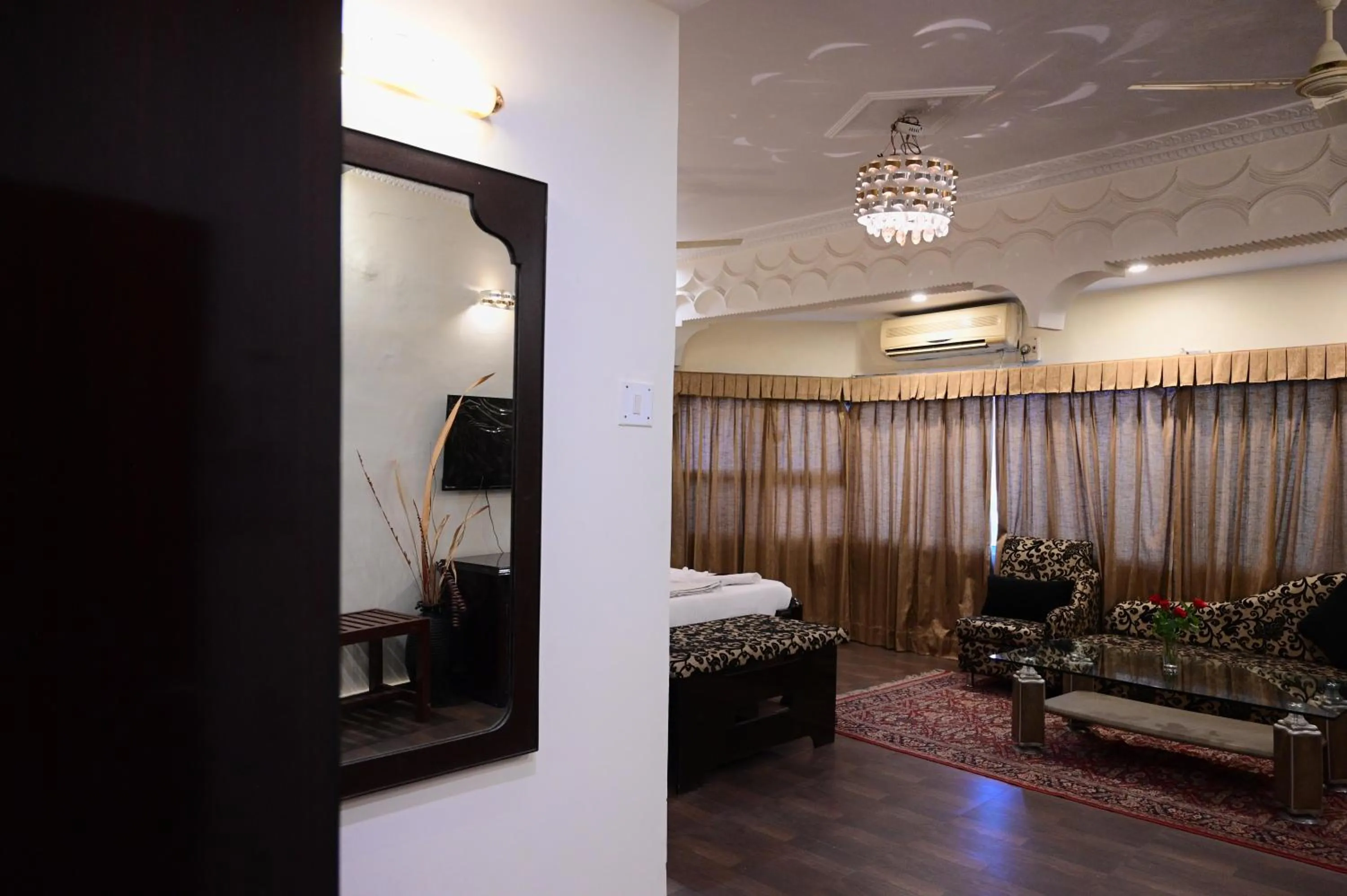 Living room, Bed in The Ambassador - Hotel & Conference Center