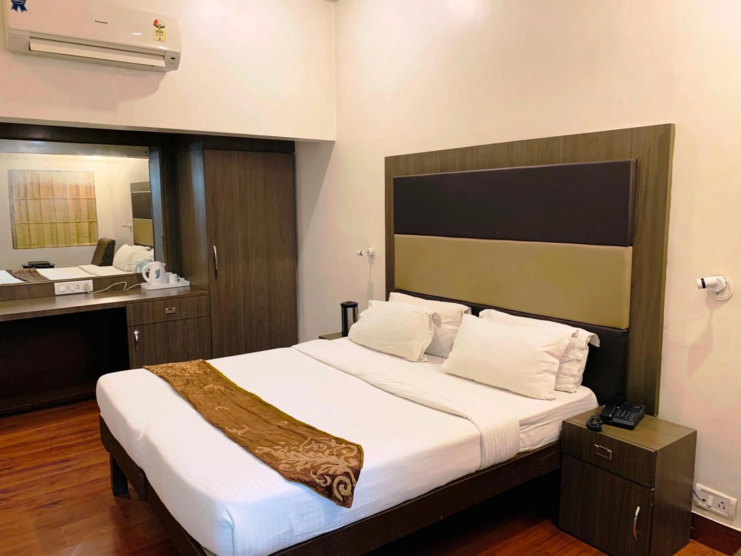 Bedroom, Bed in The Ambassador - Hotel & Conference Center