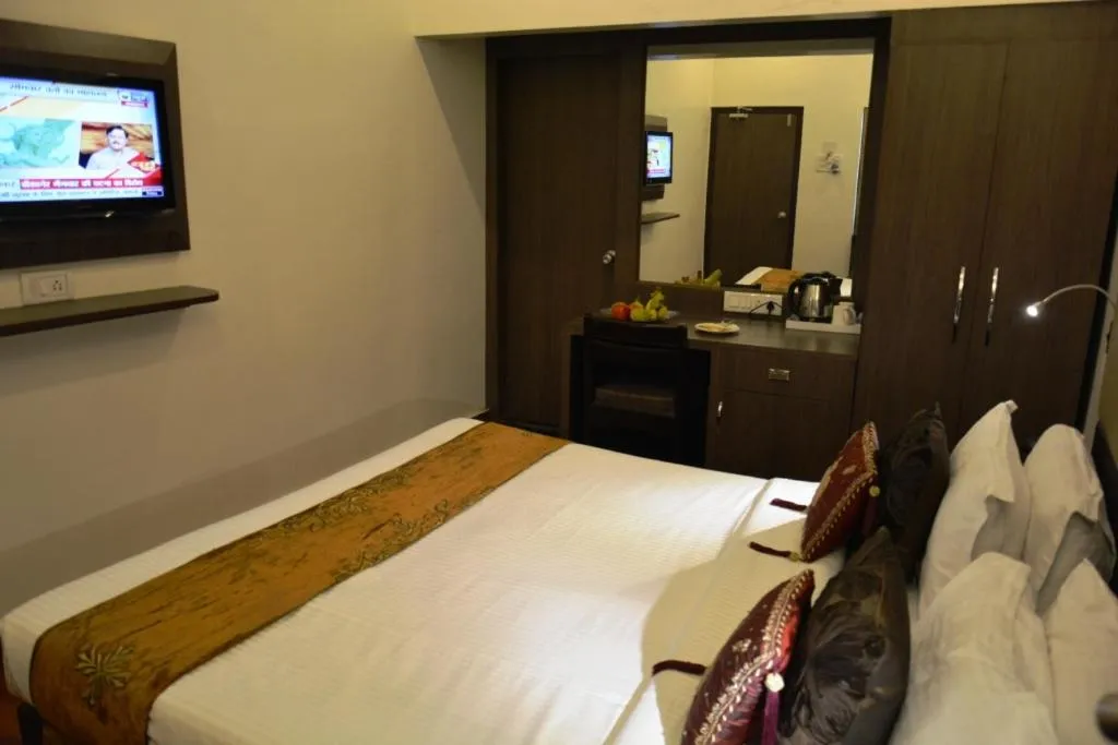 Photo of the whole room, Bed in The Ambassador - Hotel & Conference Center