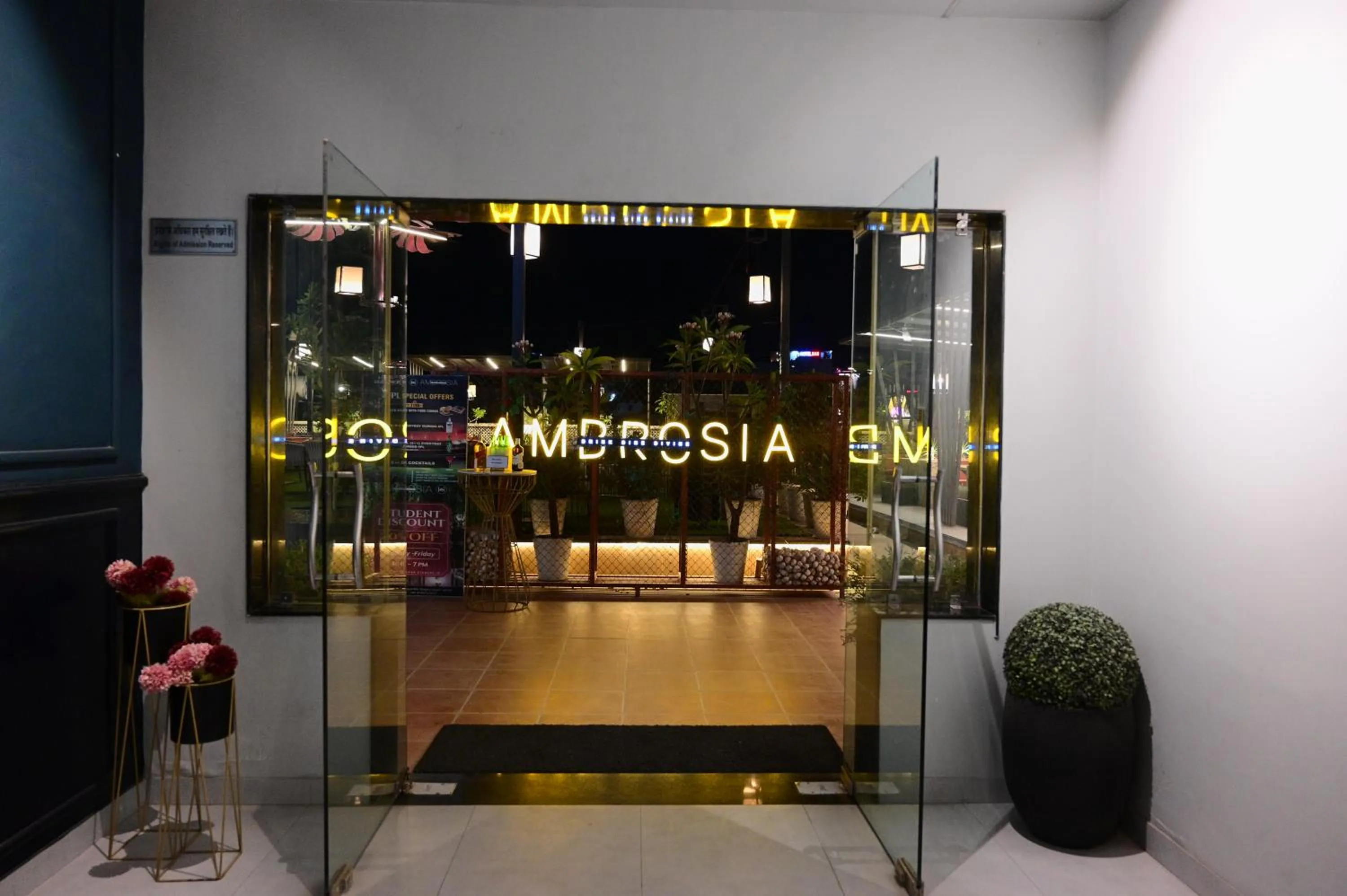 Lounge or bar in The Ambassador - Hotel & Conference Center