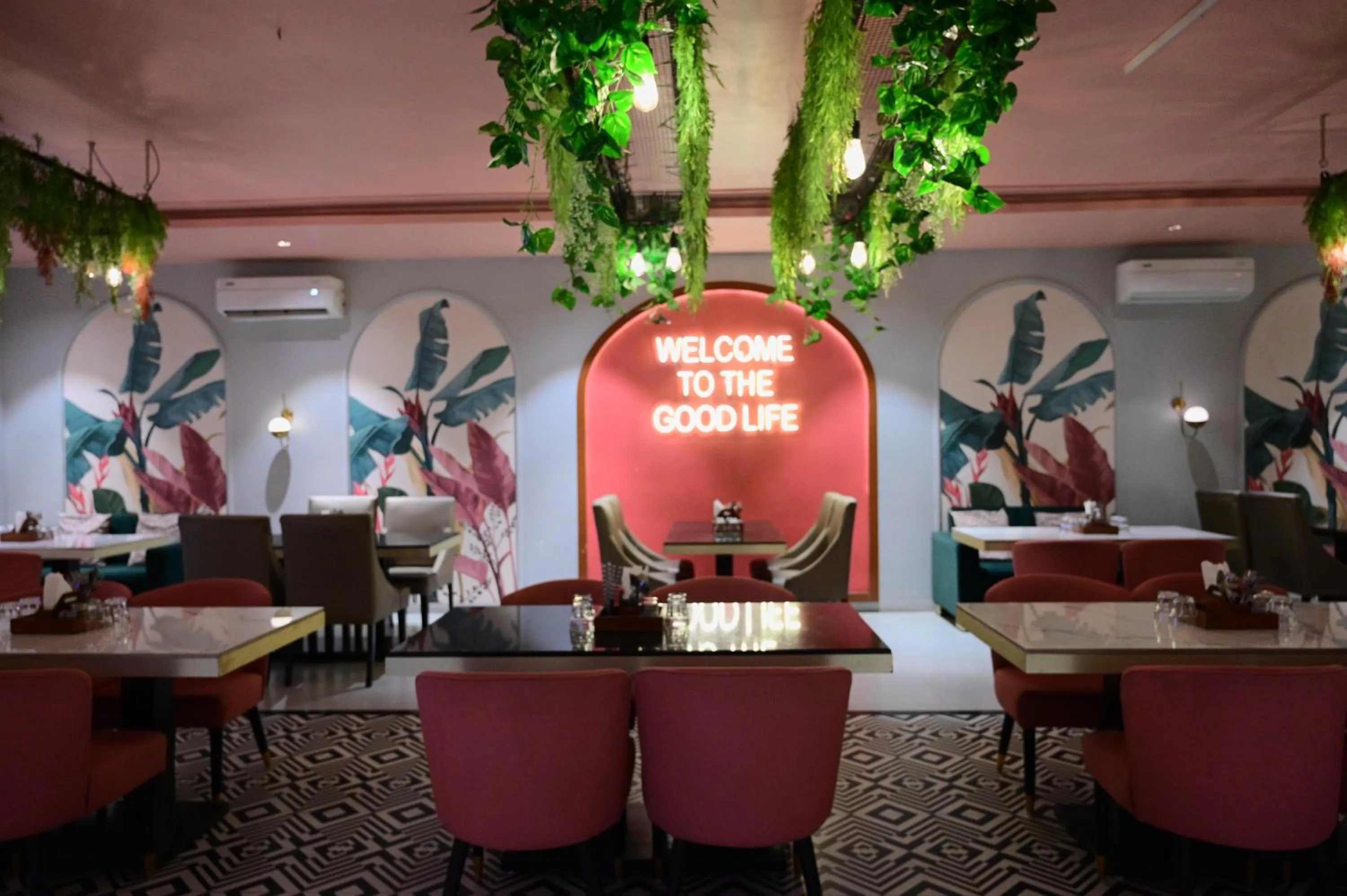 Restaurant/places to eat in The Ambassador - Hotel & Conference Center