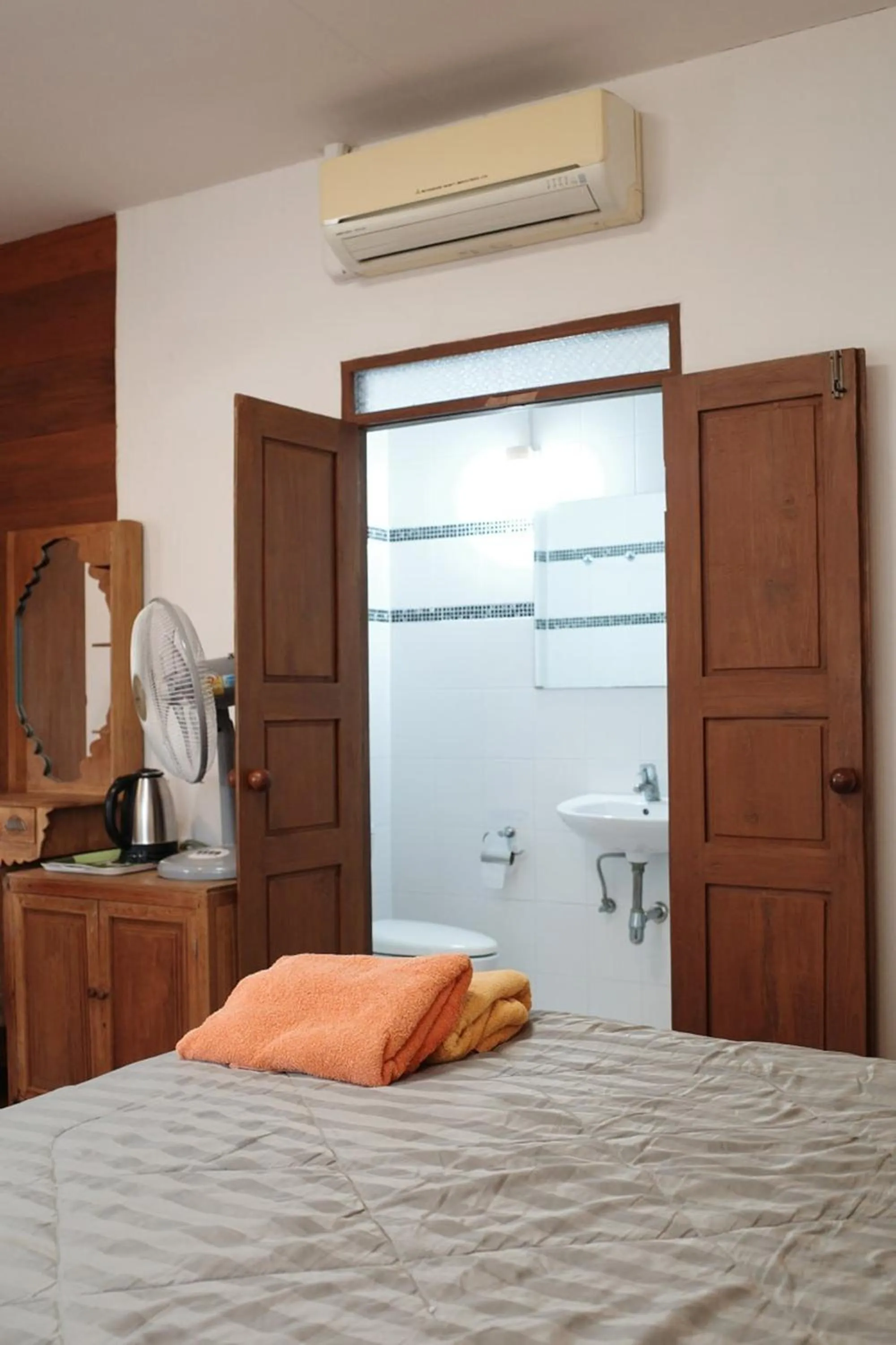 Photo of the whole room, Bed in Tiptopthai House