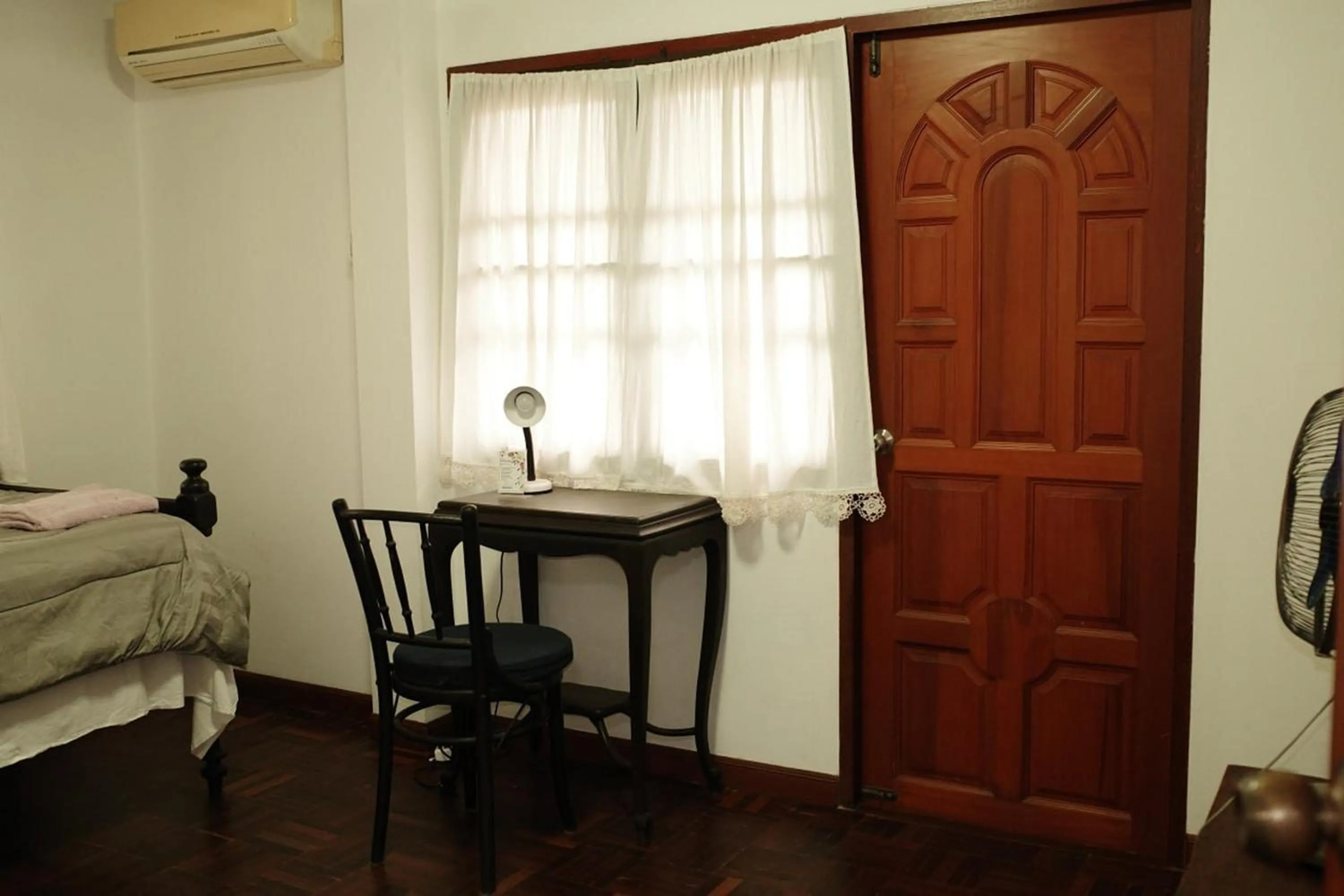 Photo of the whole room, Bed in Tiptopthai House