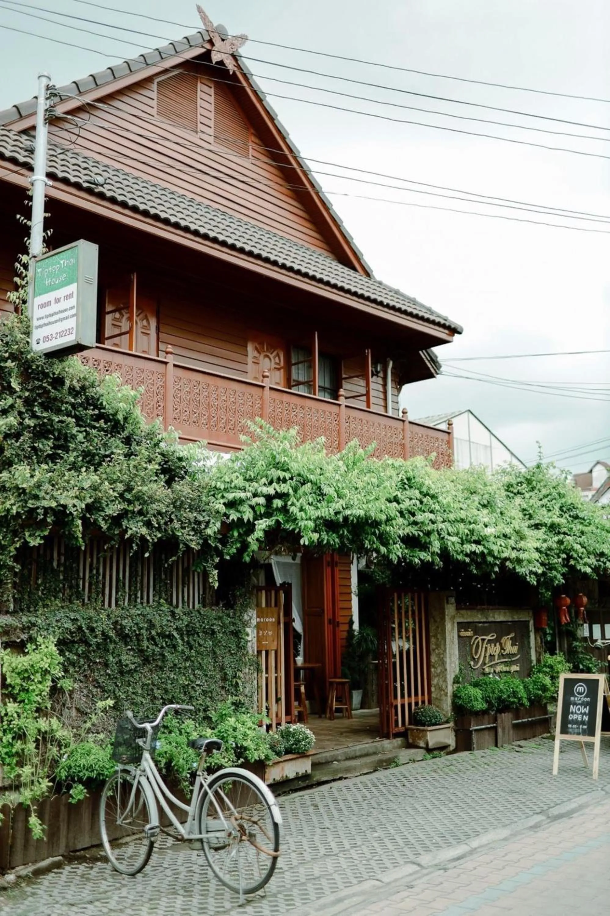 Facade/entrance in Tiptopthai House