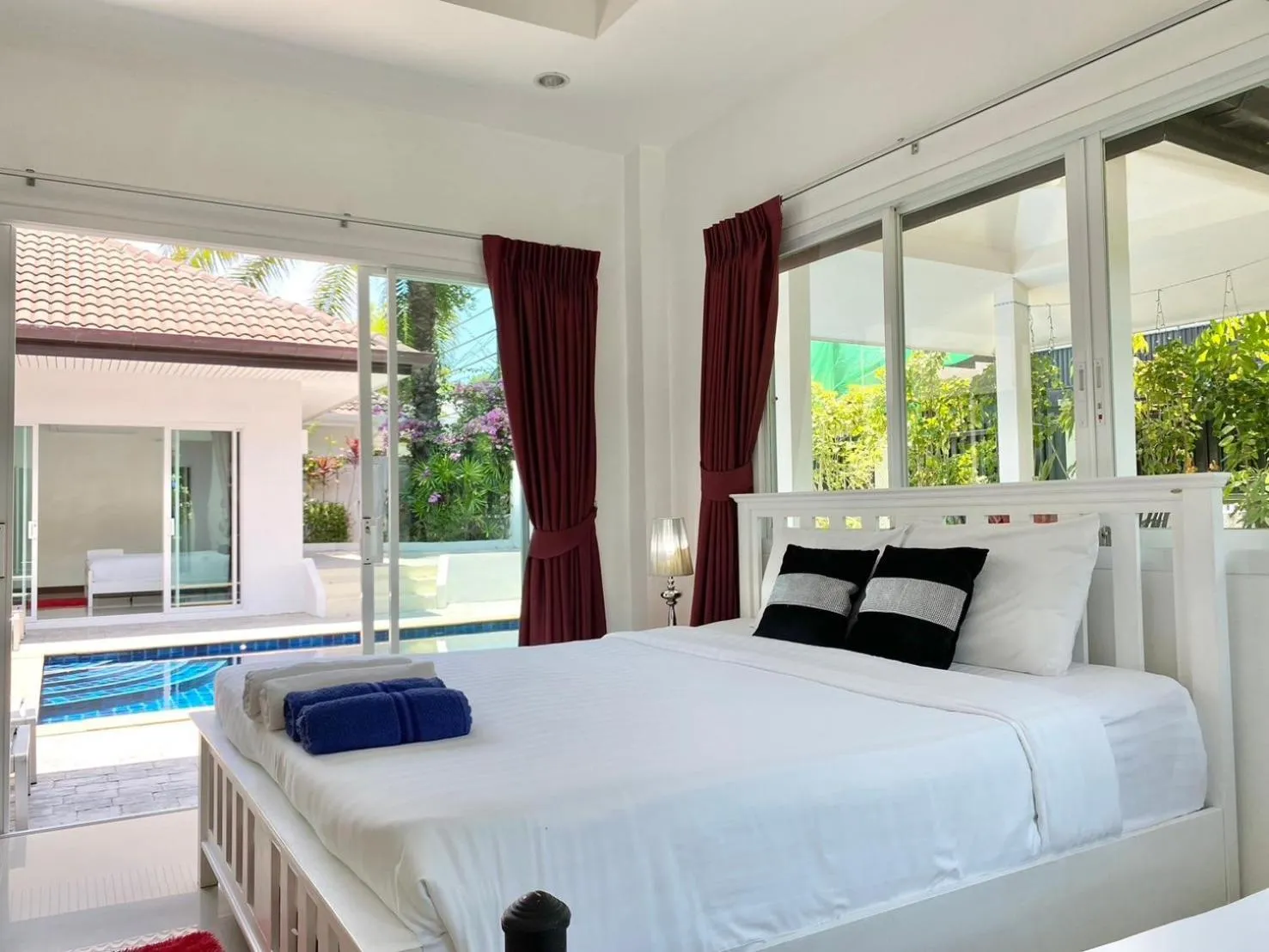 Bed in Chalong - 4 Bedroom Private Pool Villa - Phuket