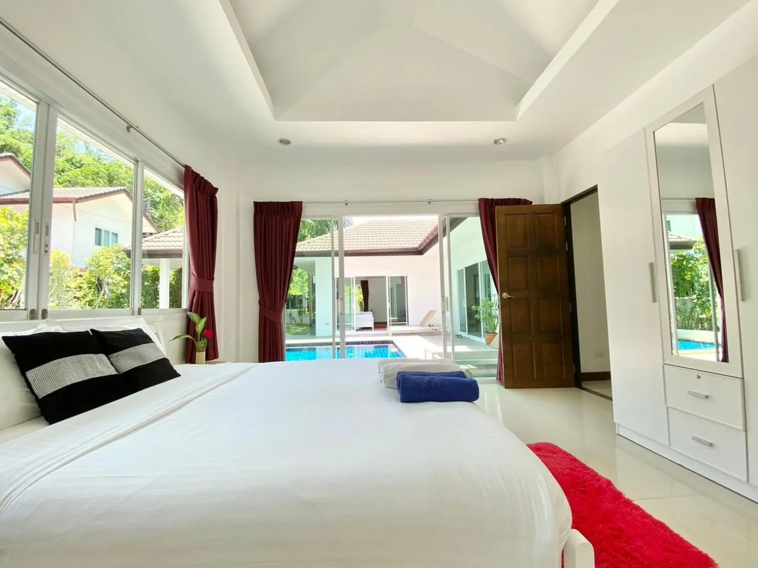 Bed in Chalong - 4 Bedroom Private Pool Villa - Phuket