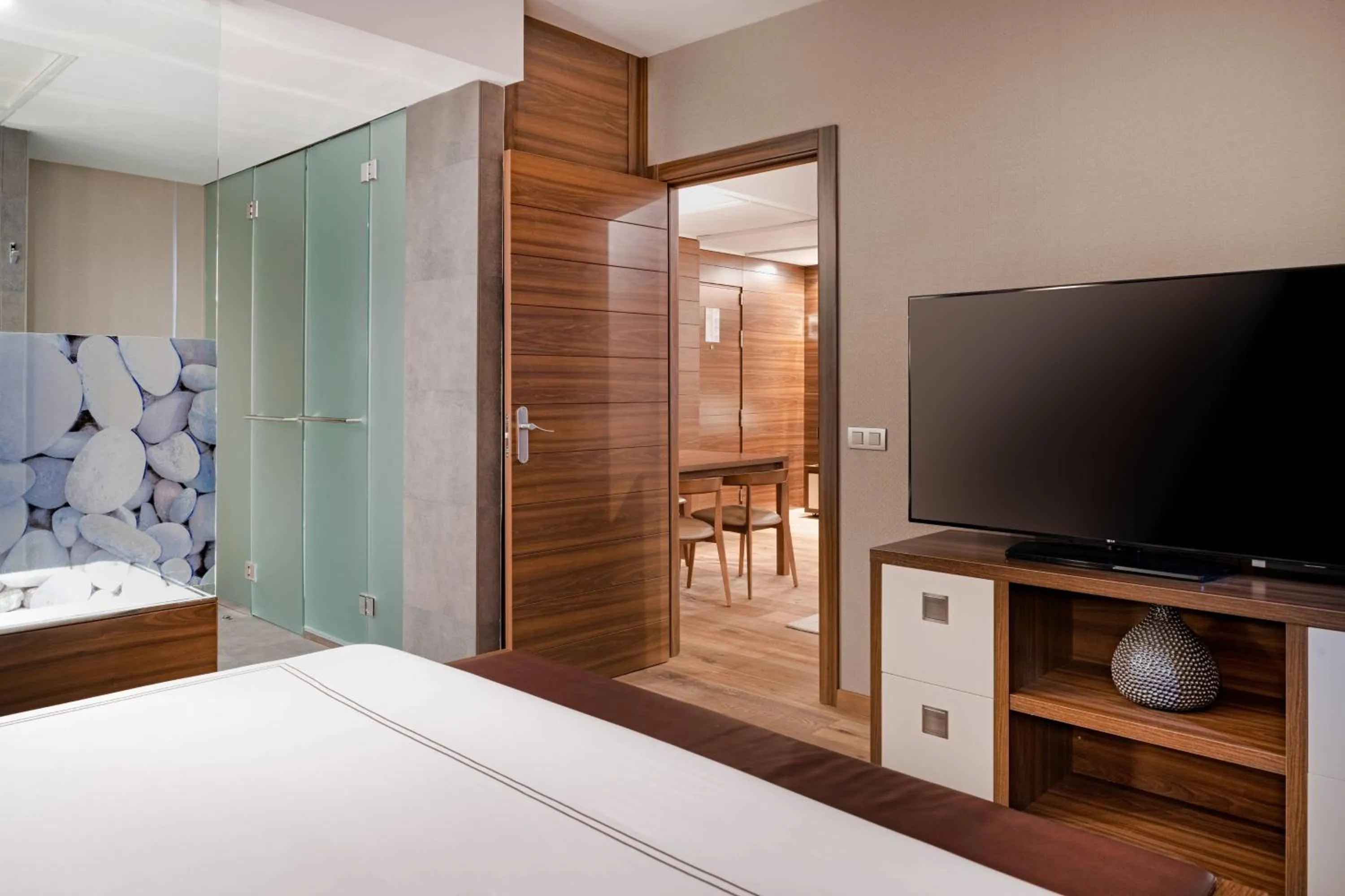 Photo of the whole room, Bed in Hotel AC Baqueira Ski Resort, Autograph Collection