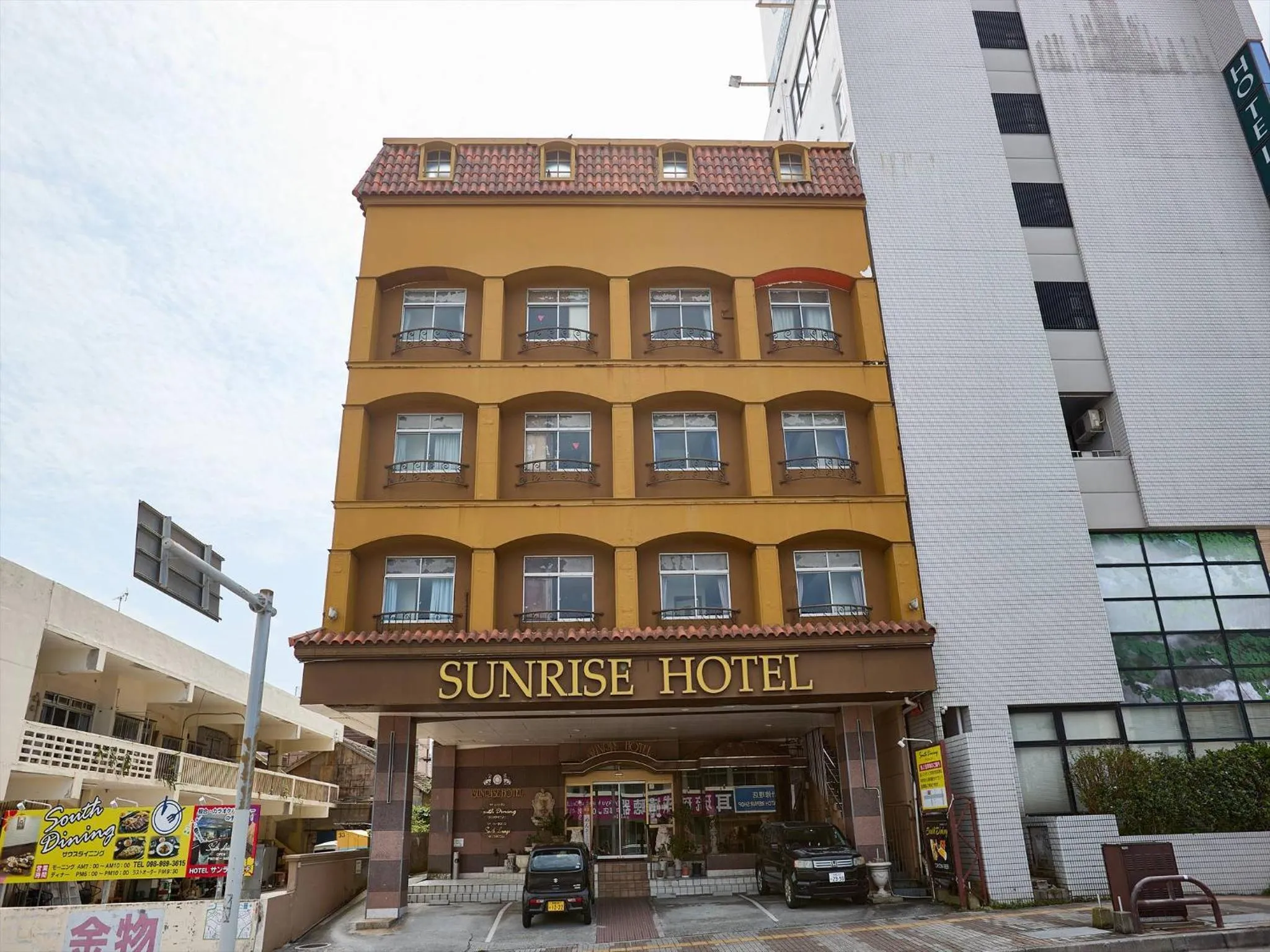 Property building in Sunrise Hotel Okinawa-どこか懐かしいレトロ宿軽朝食付