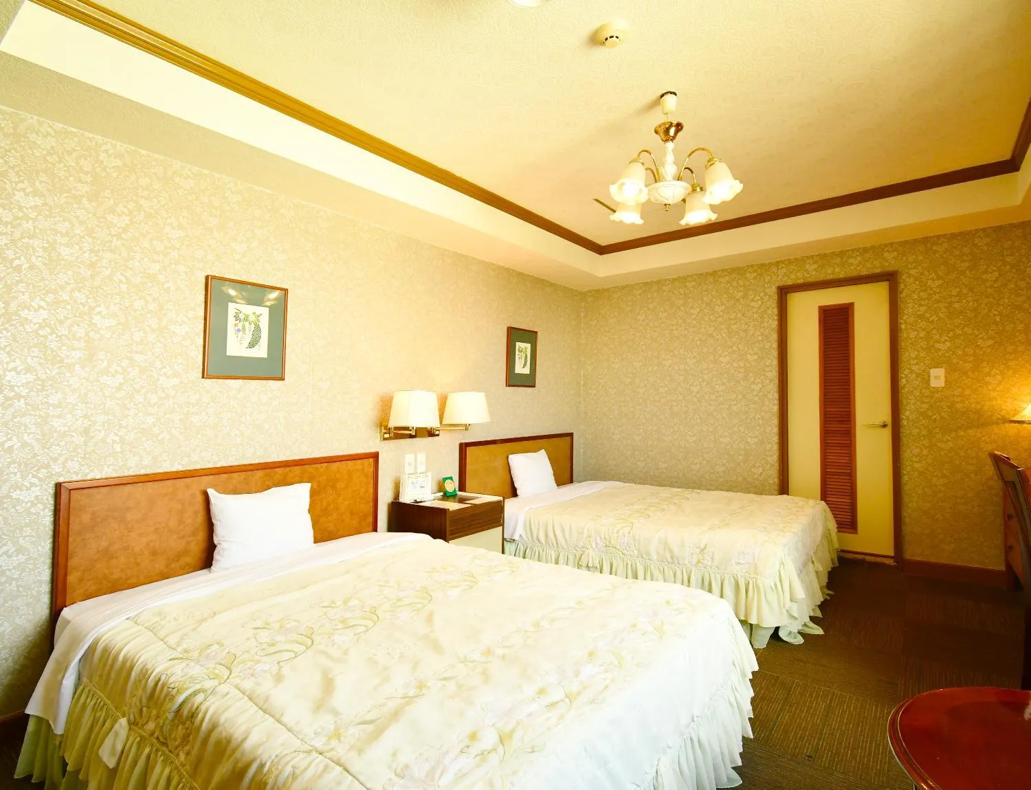 Bed in Sunrise Hotel Okinawa-どこか懐かしいレトロ宿軽朝食付