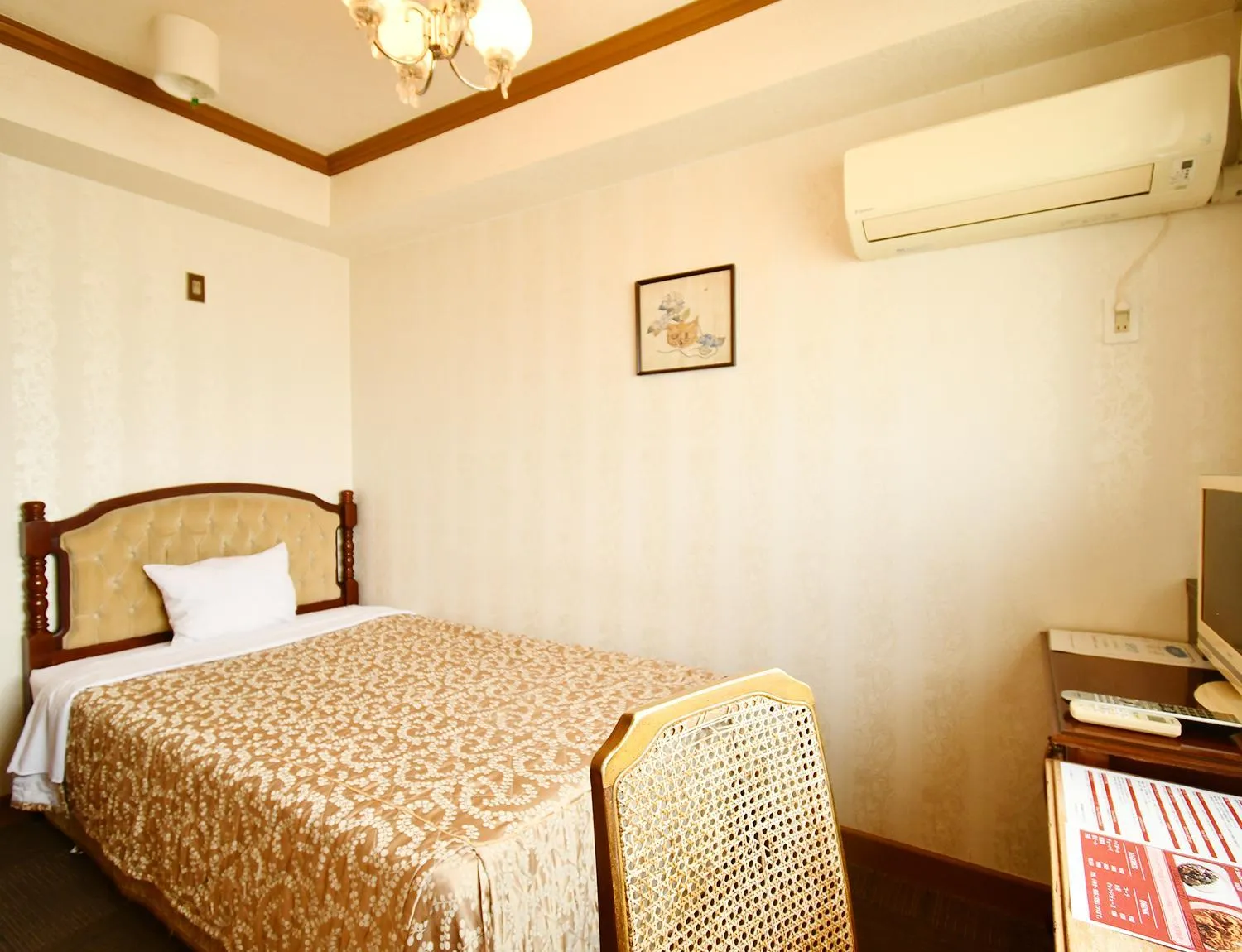 Bed in Sunrise Hotel Okinawa-どこか懐かしいレトロ宿軽朝食付