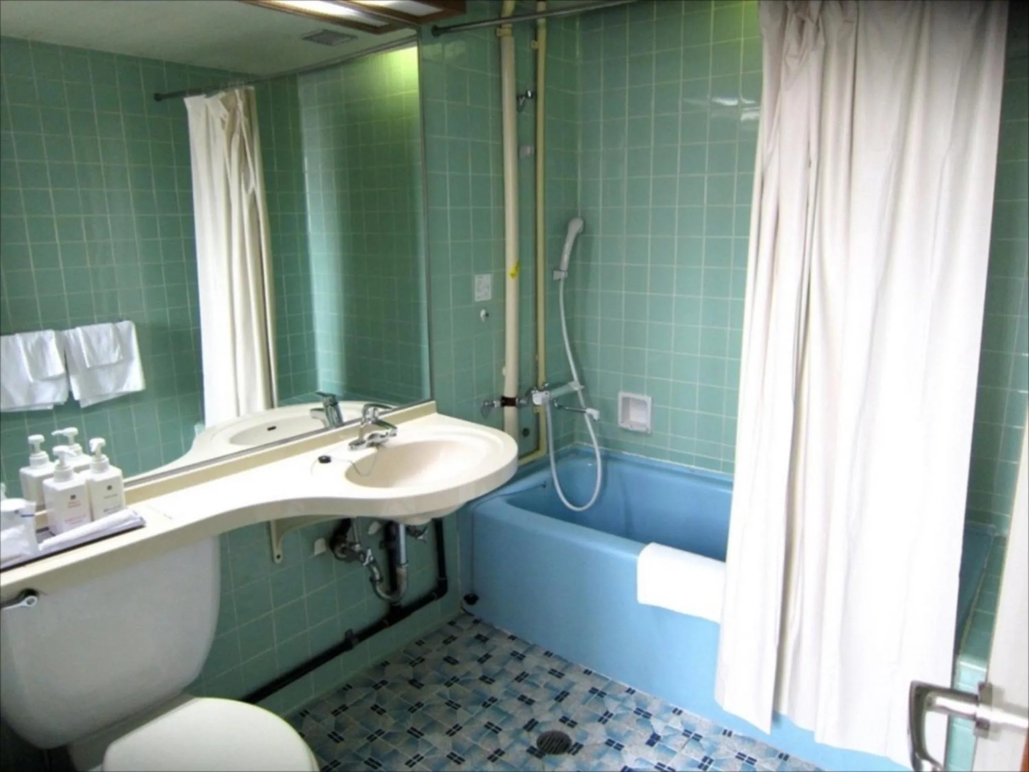 Bathroom in Sunrise Hotel Okinawa-どこか懐かしいレトロ宿軽朝食付