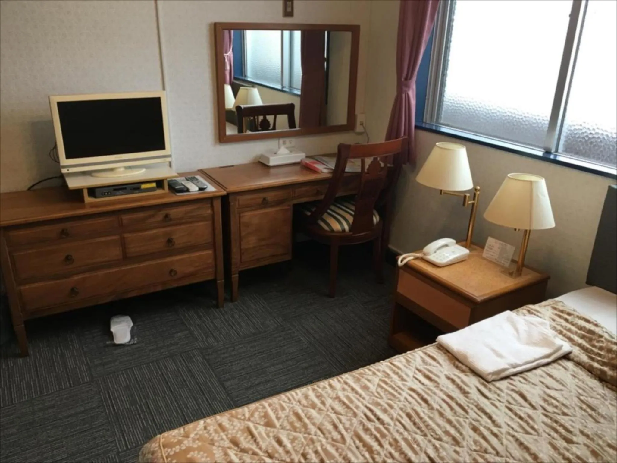 Photo of the whole room, Bed in Sunrise Hotel Okinawa-どこか懐かしいレトロ宿軽朝食付
