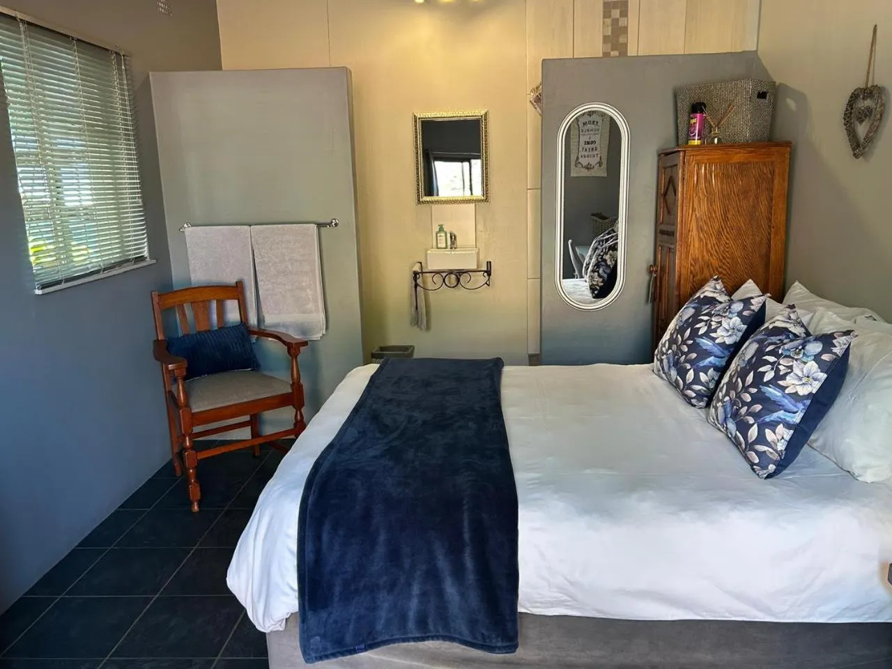 Bed in 28 La Rochelle