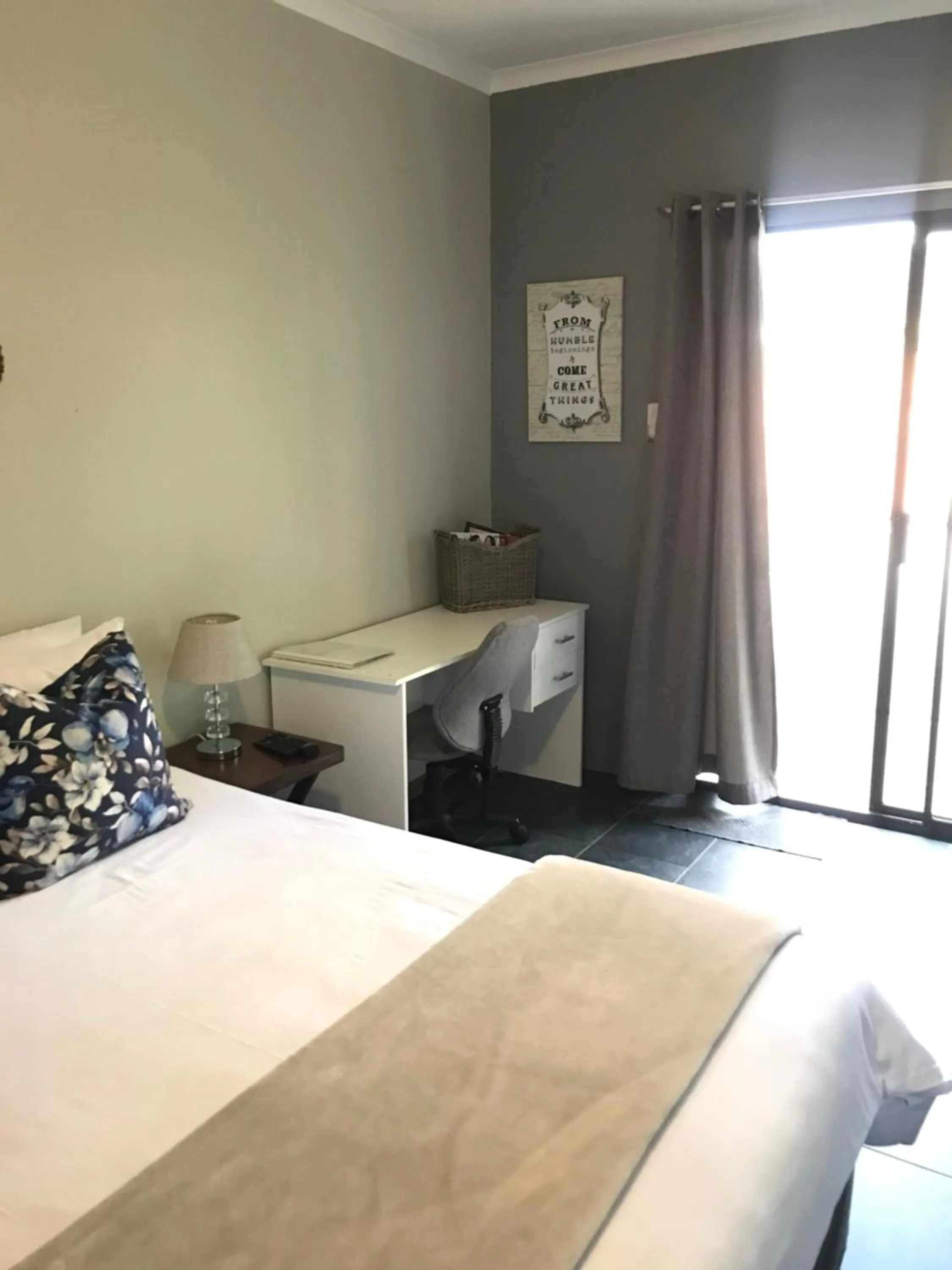 Bedroom, Bed in 28 La Rochelle