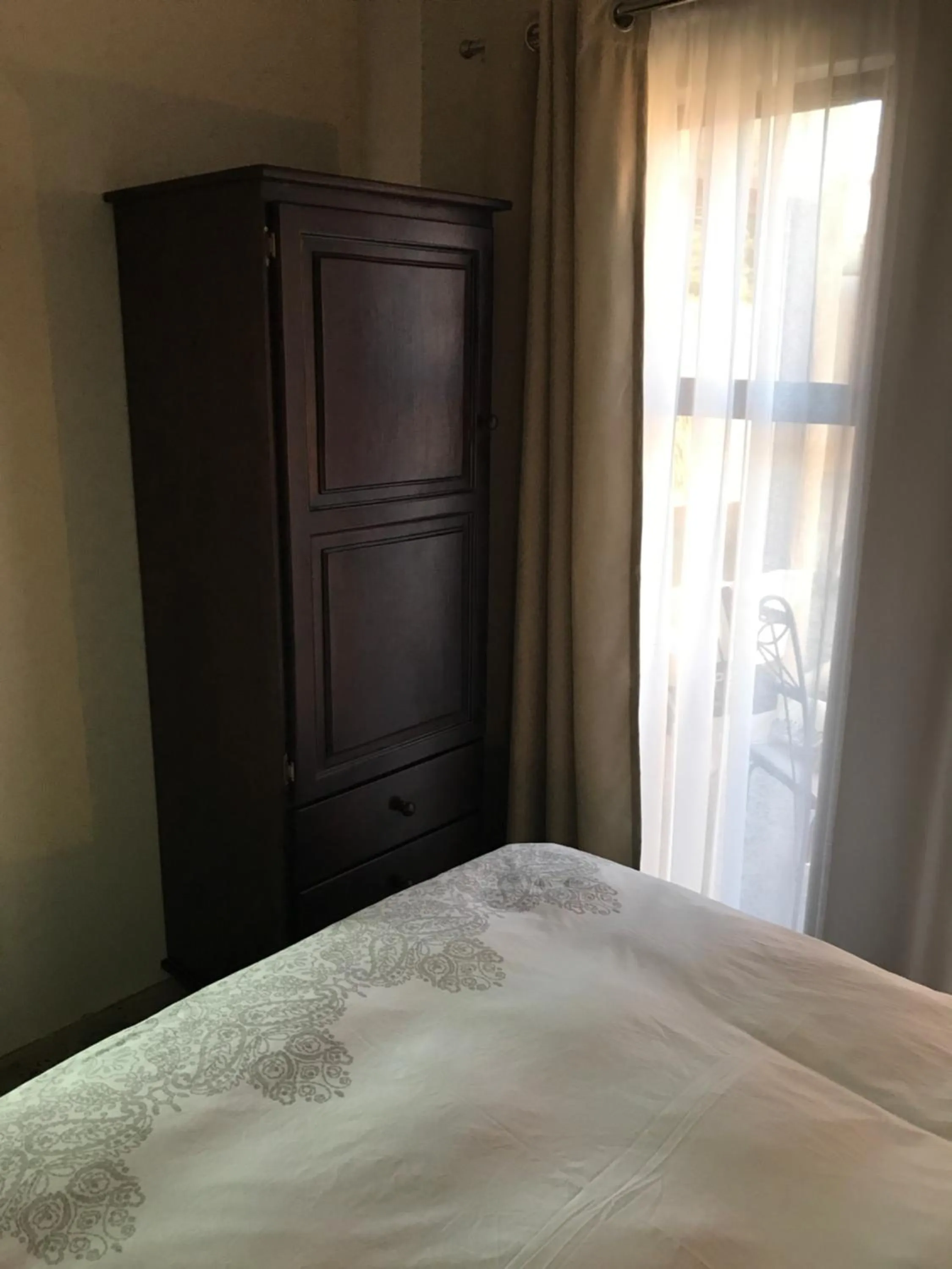 wardrobe, Bed in 28 La Rochelle