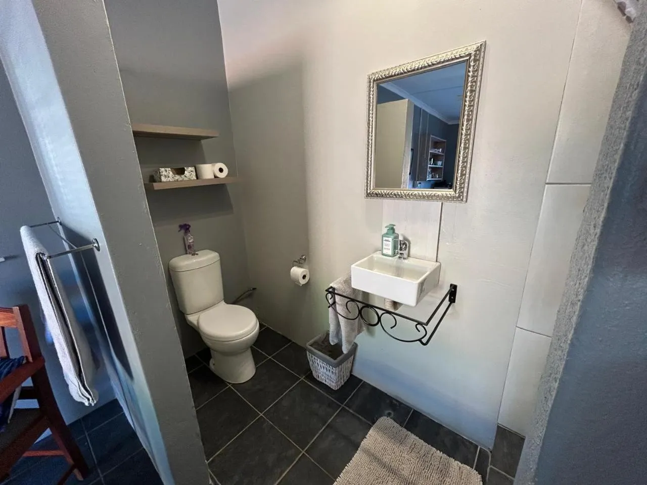 Toilet in 28 La Rochelle