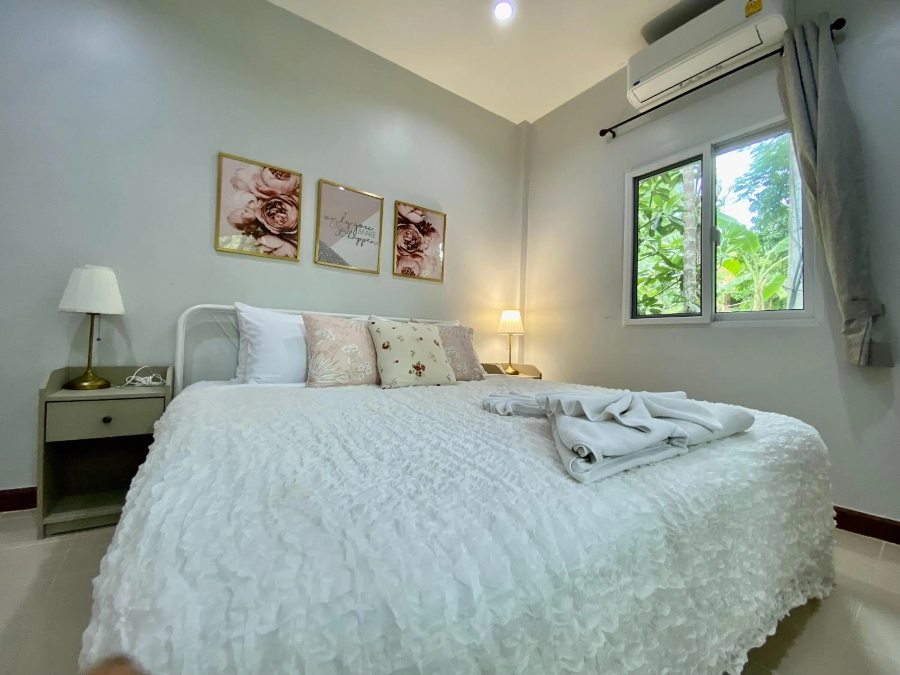 Bed in Baan Patcharintorn Samui