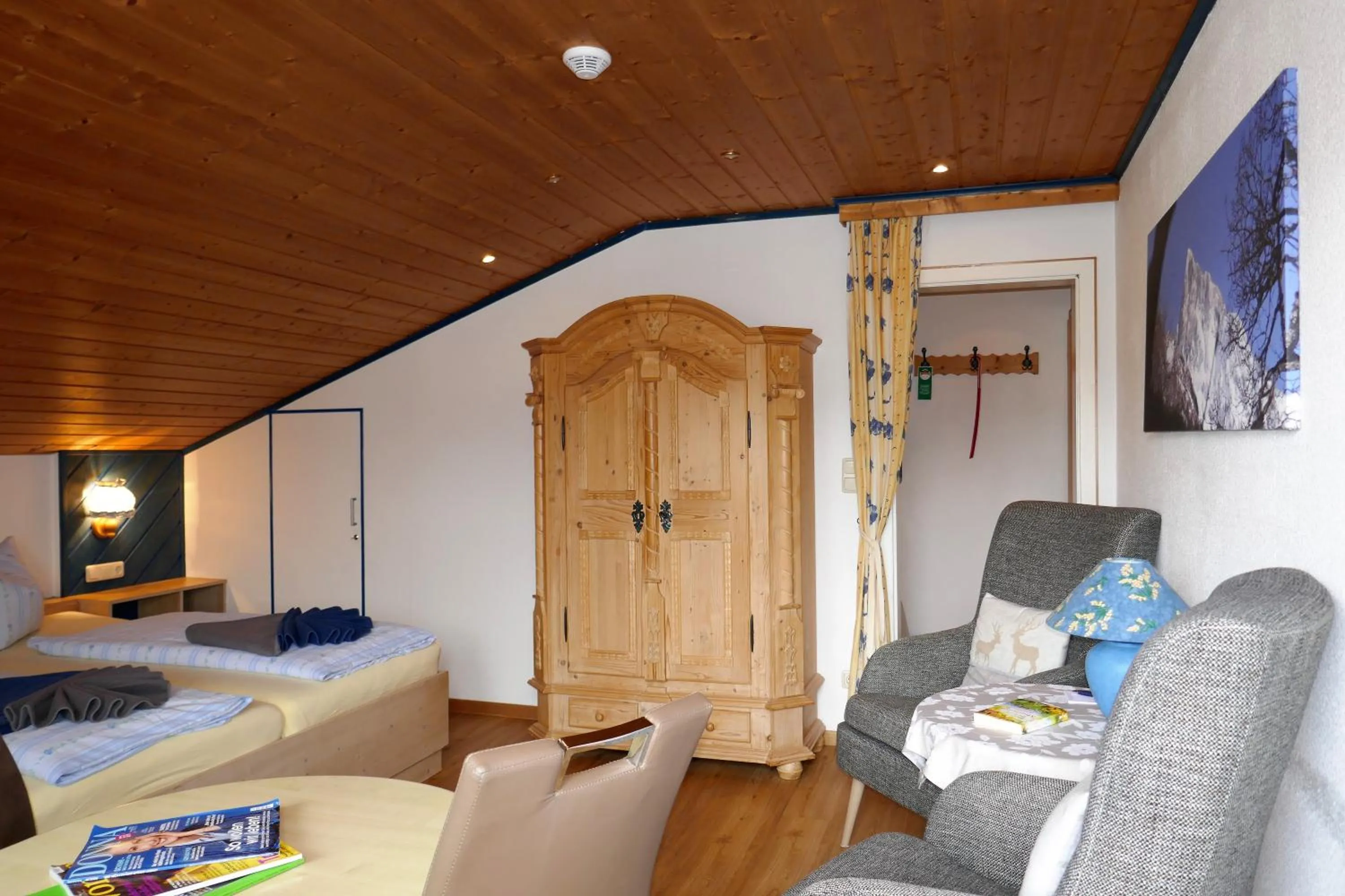 Living room, Bed in Ferienhotel Sonnenheim