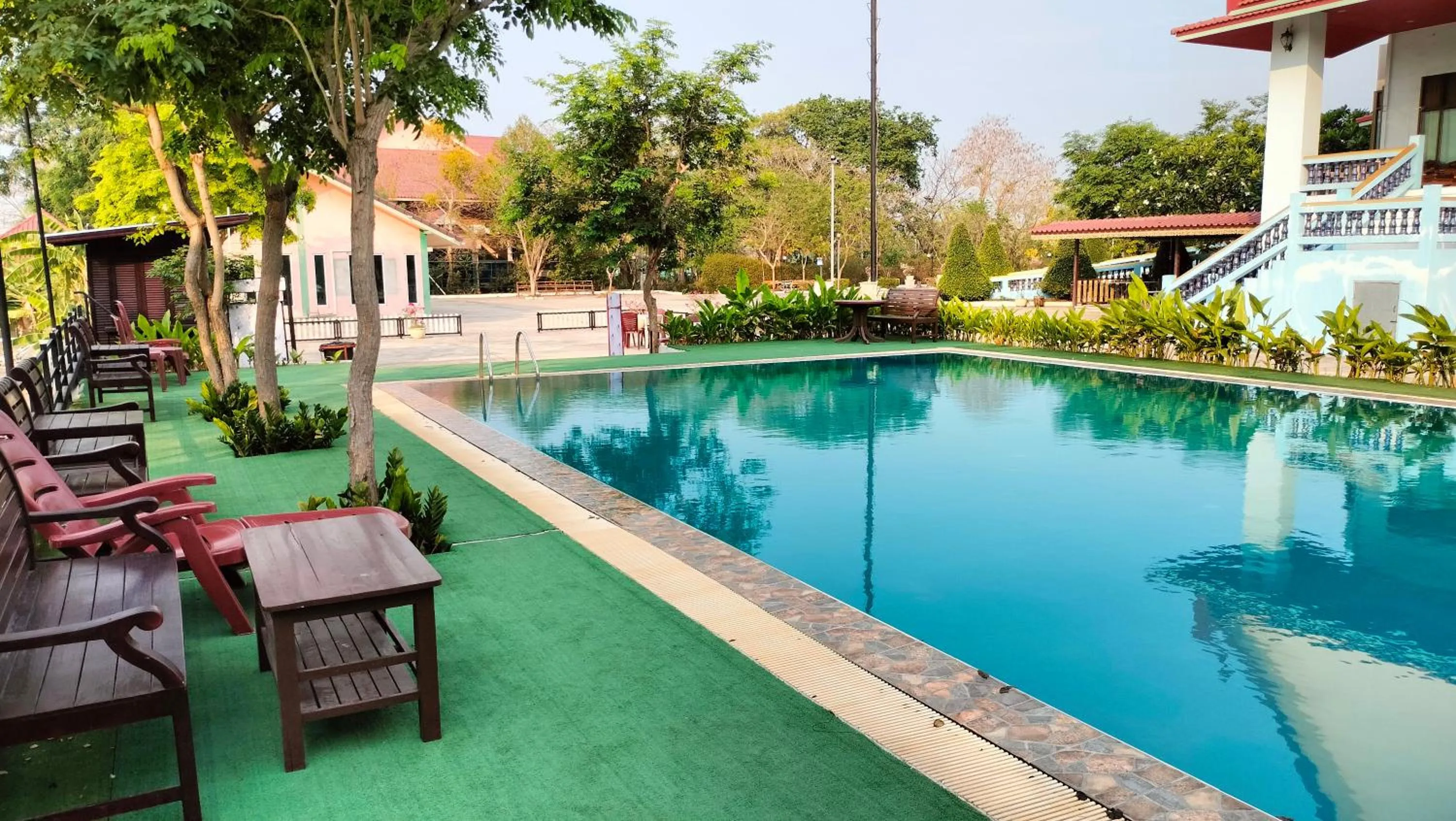 Swimming pool in Toh Buk Seng Ayutthaya Hotel
