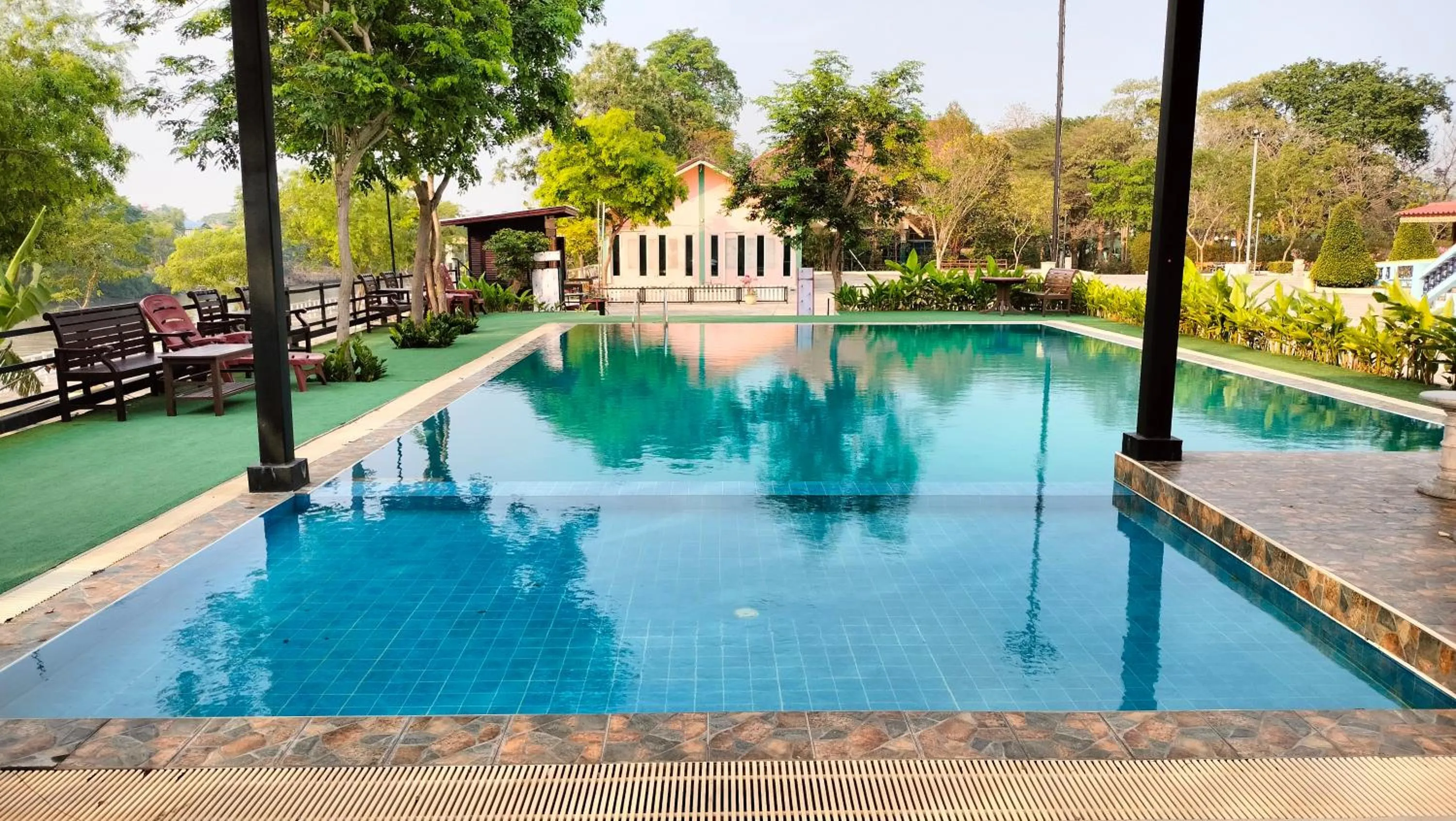 Swimming pool in Toh Buk Seng Ayutthaya Hotel