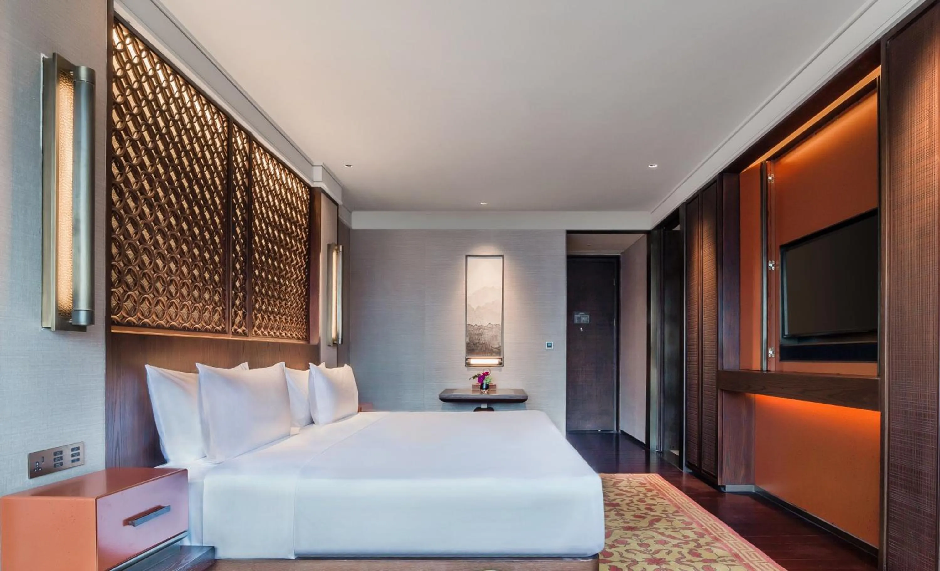 Photo of the whole room, Bed in Regent Chongqing